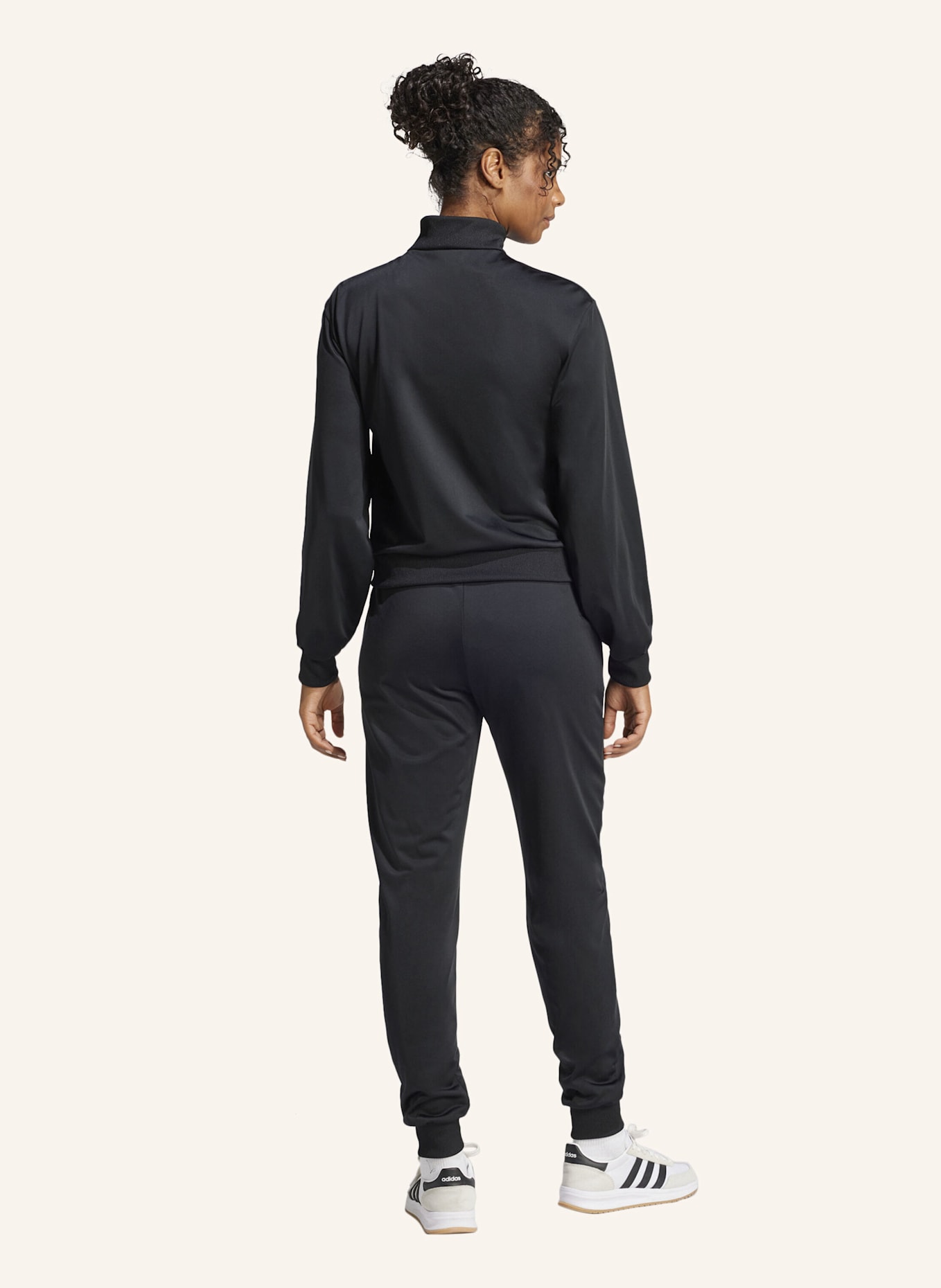 adidas ESSENTIALS FEEL COZY TRAININGSANZUG: SCHWARZ