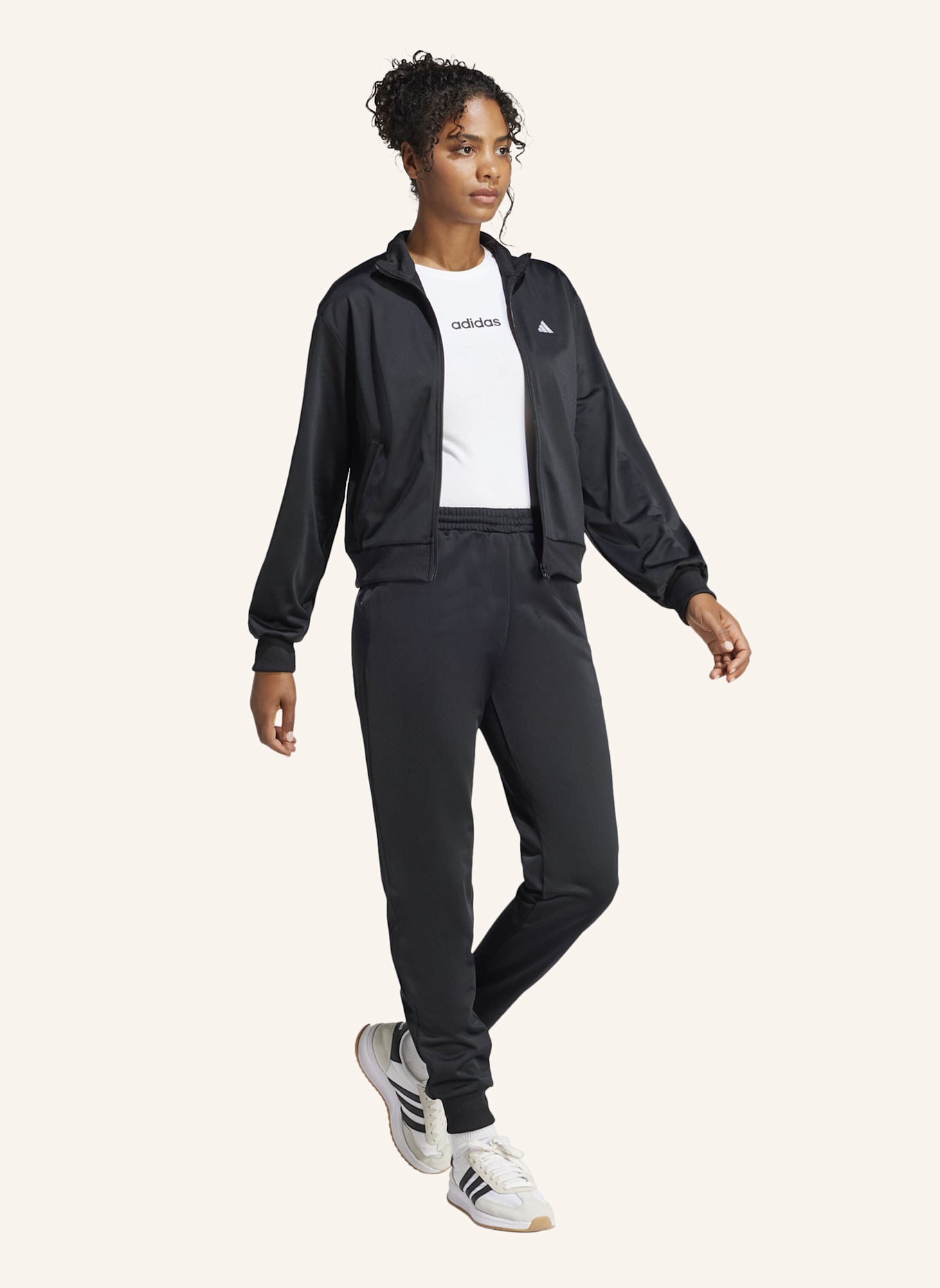 adidas ESSENTIALS FEEL COZY TRAININGSANZUG: SCHWARZ
