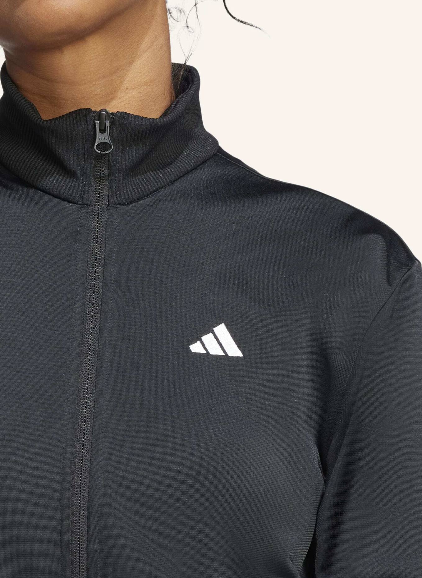 adidas ESSENTIALS FEEL COZY TRAININGSANZUG: SCHWARZ