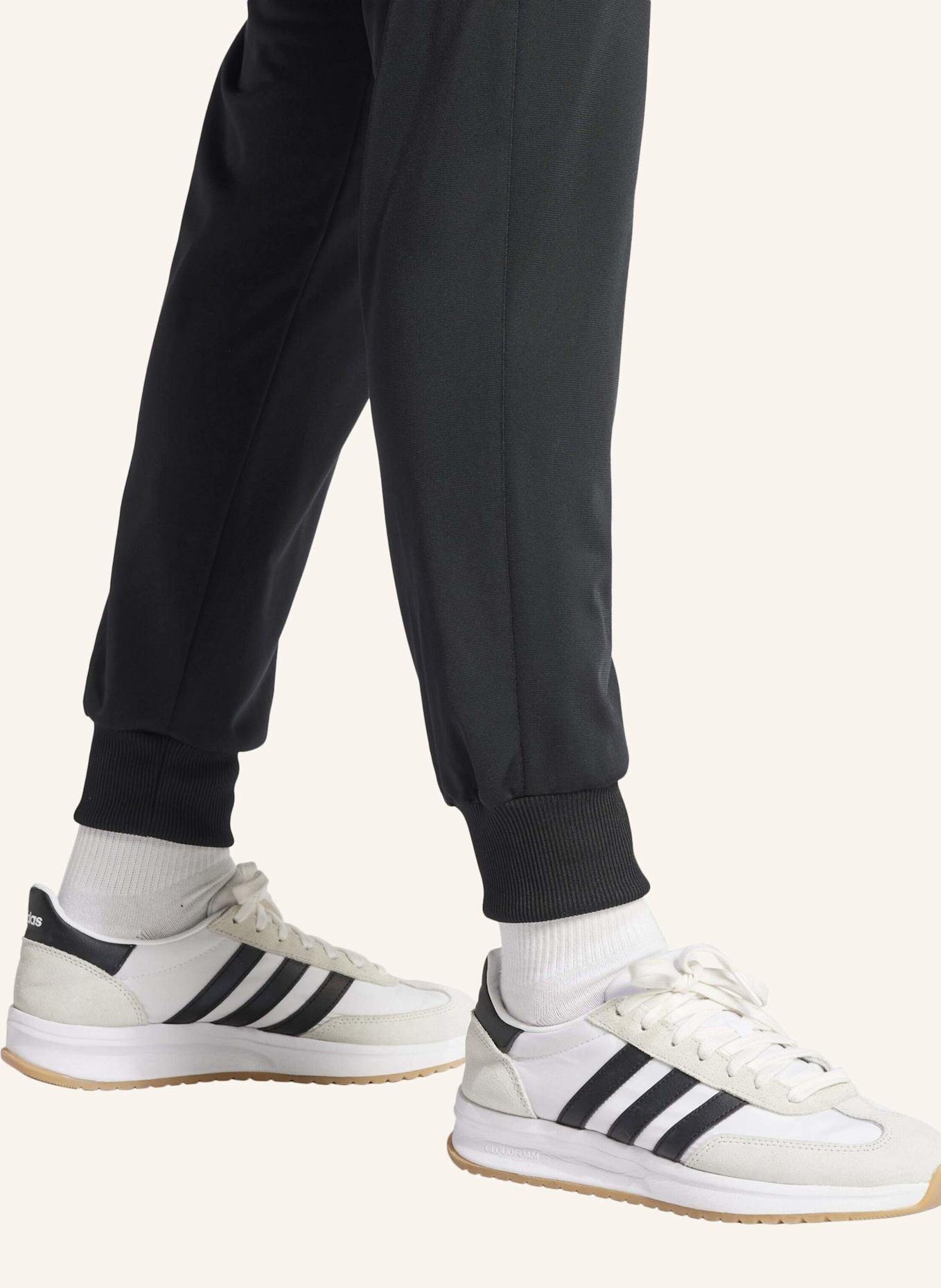 adidas ESSENTIALS FEEL COZY TRAININGSANZUG: SCHWARZ