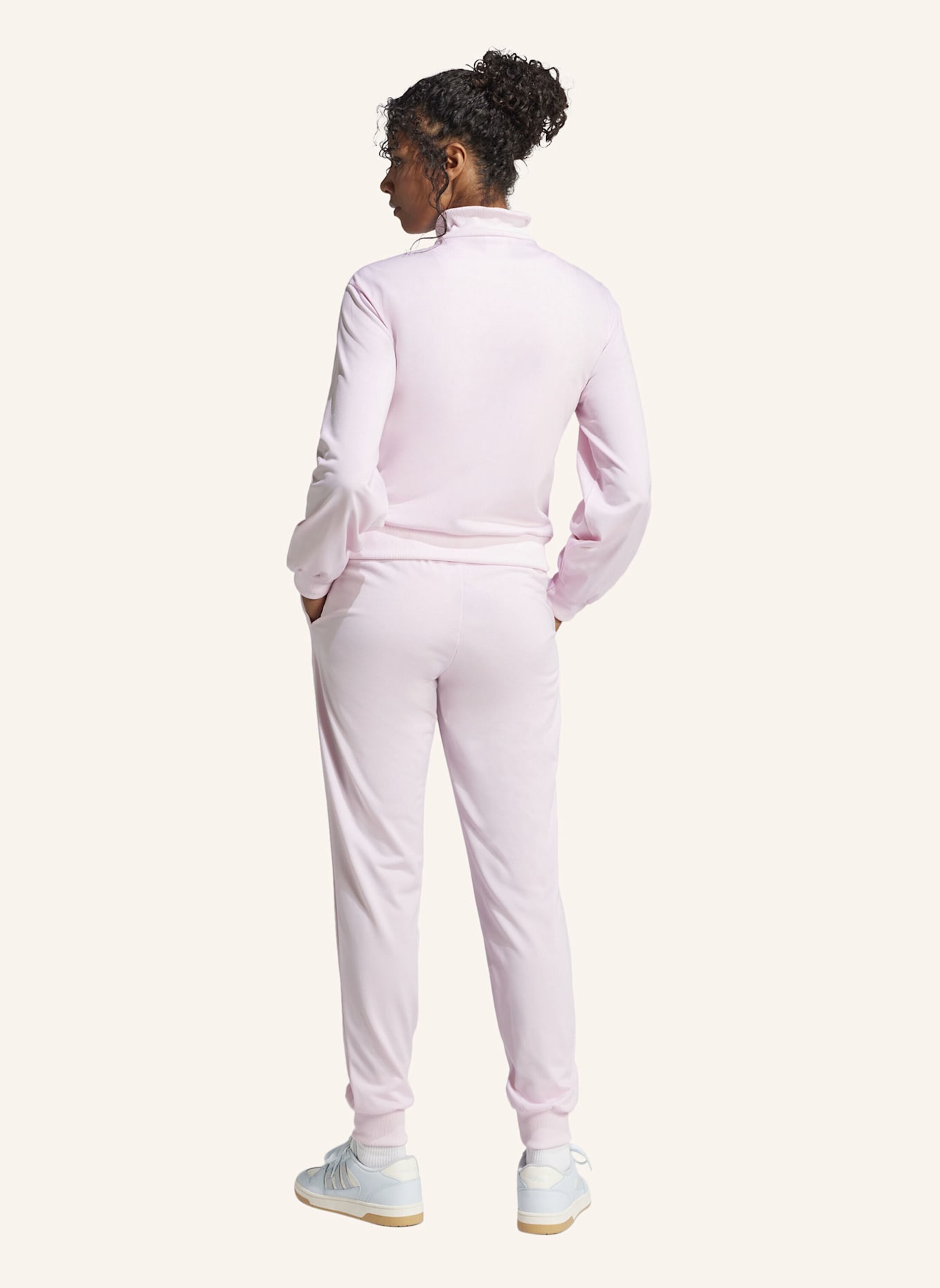 adidas ESSENTIALS FEEL COZY TRAININGSANZUG: ROSA