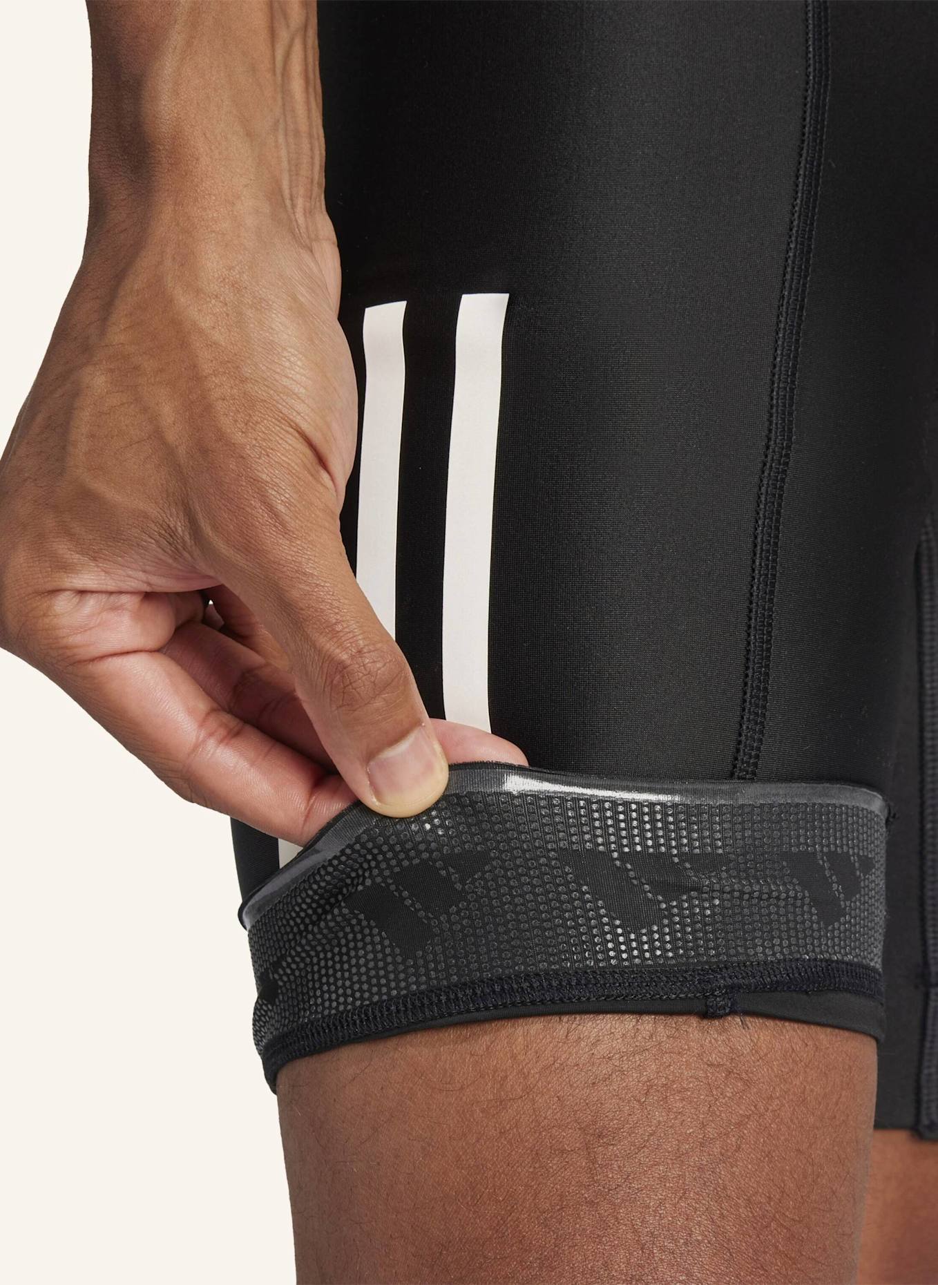 adidas ESSENTIALS 3-STREIFEN PADDED CYCLING SHORTS: SCHWARZ