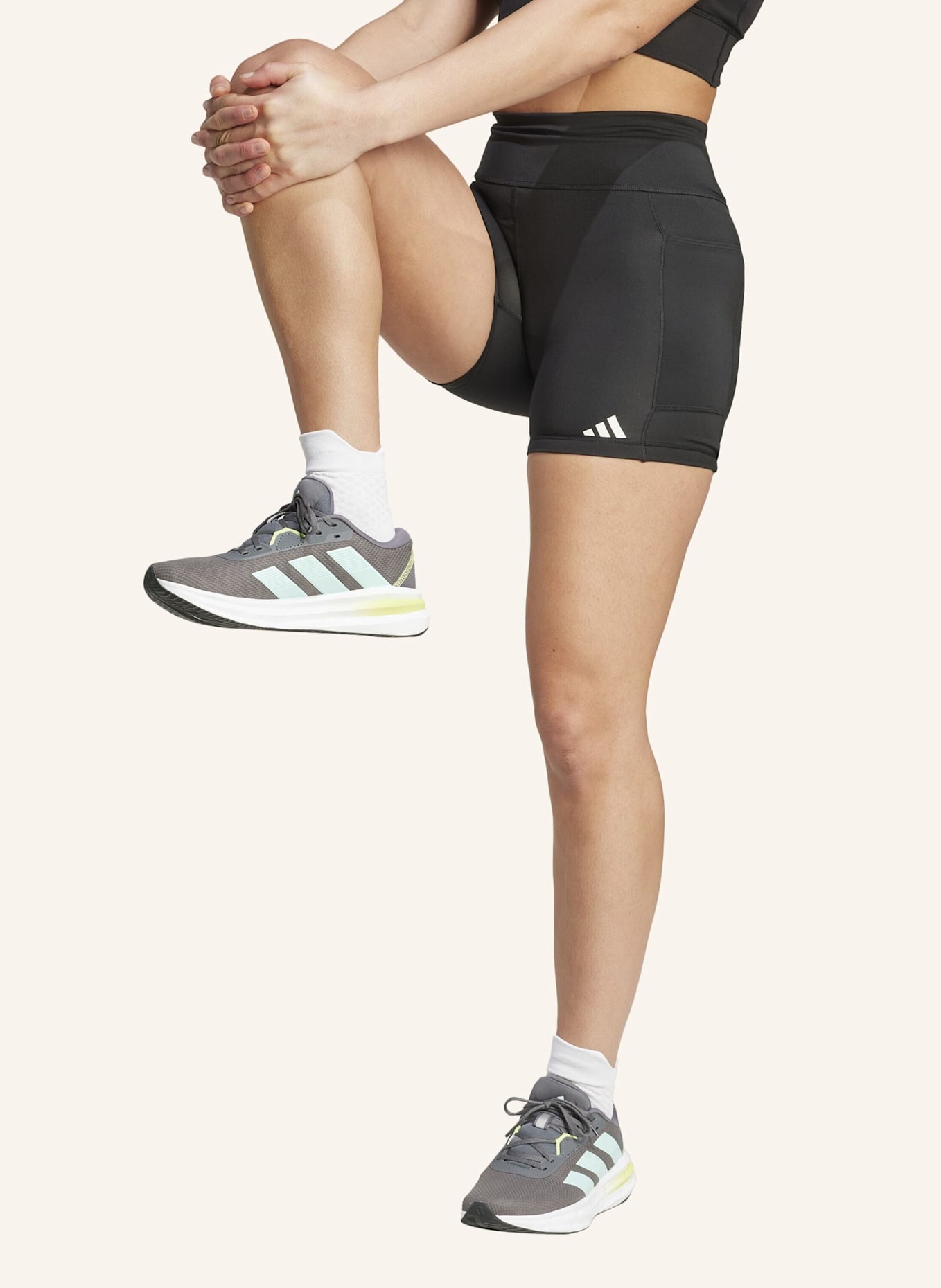 adidas OWN THE RUN KURZE LEGGINGS: SCHWARZ