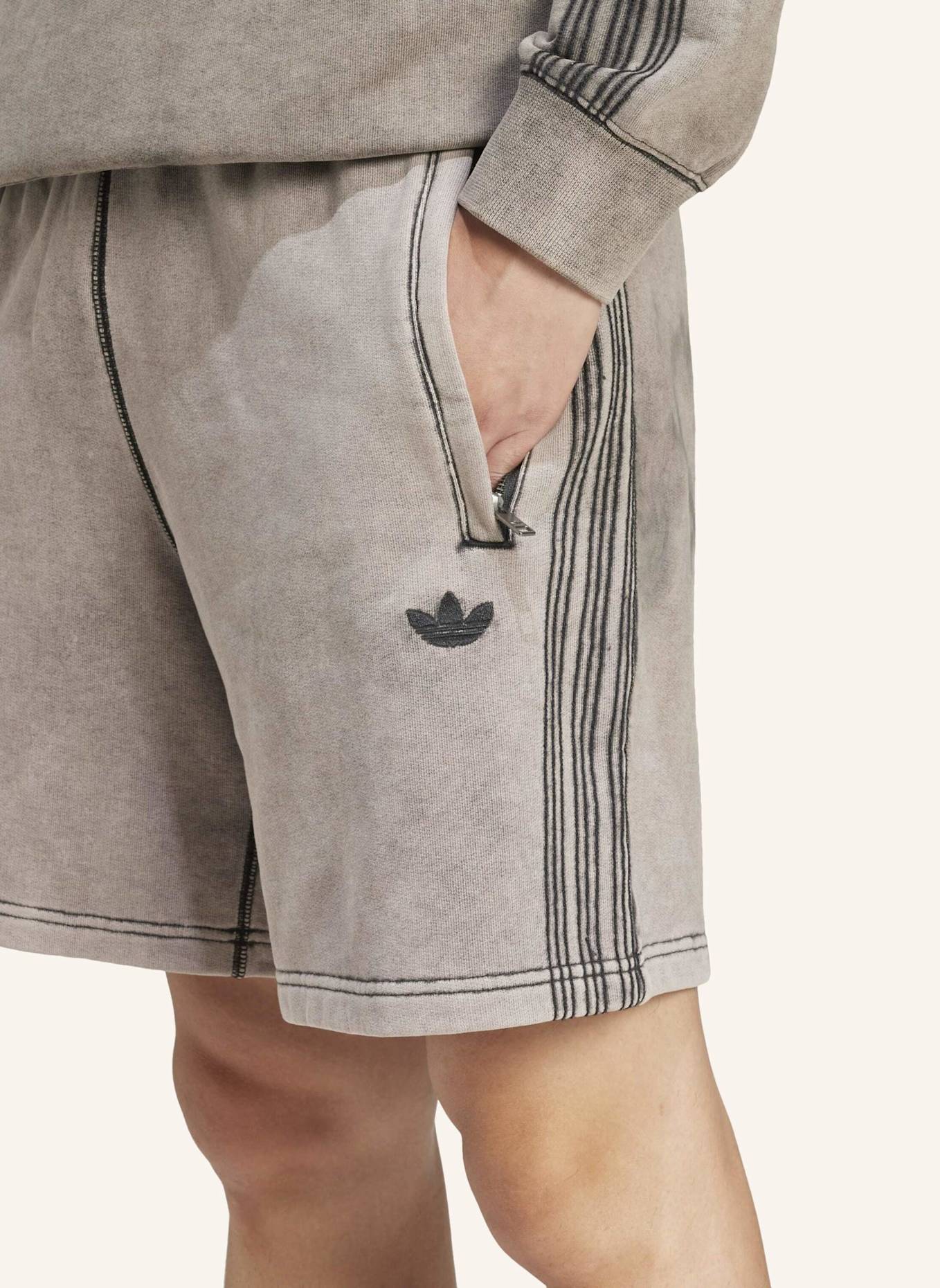 adidas Originals PREMIUM ESSENTIALS RETRO WASHED SHORTS: GRAU