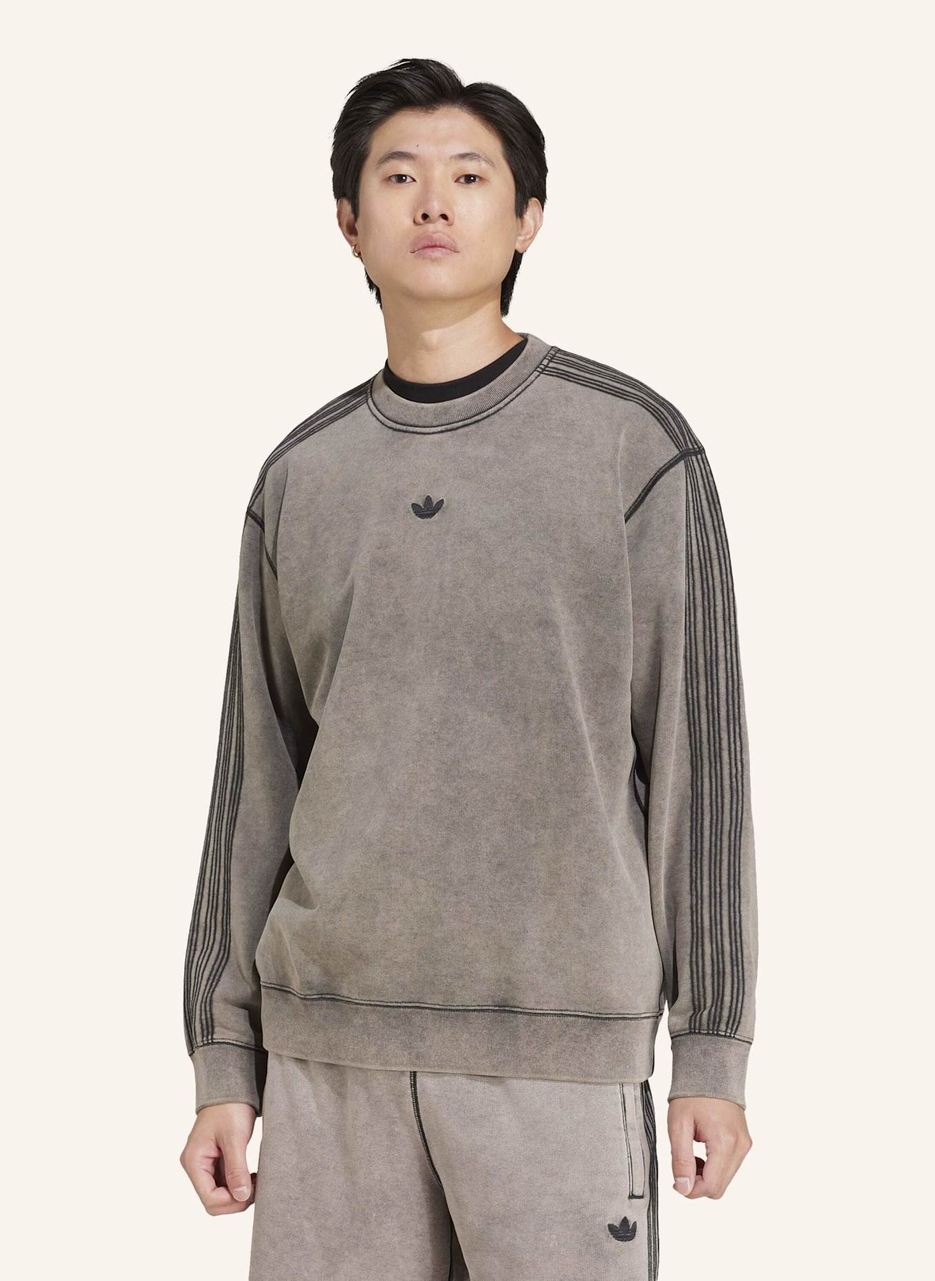adidas Originals PREMIUM ESSENTIALS RETRO WASHED SWEATSHIRT MIT RUNDHALSAUSSCHNITT: SCHWARZ