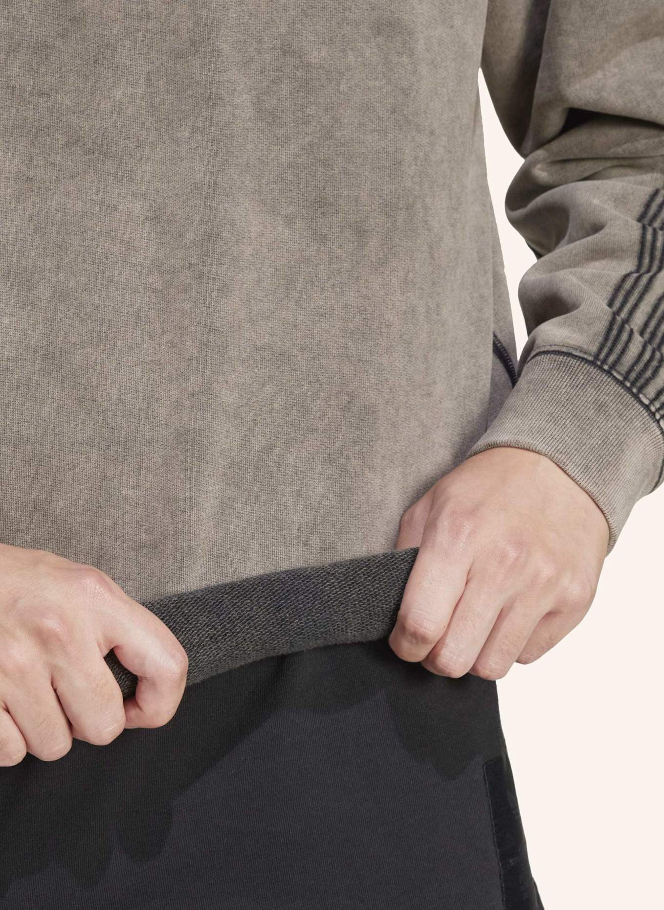 adidas Originals PREMIUM ESSENTIALS RETRO WASHED SWEATSHIRT MIT RUNDHALSAUSSCHNITT: SCHWARZ