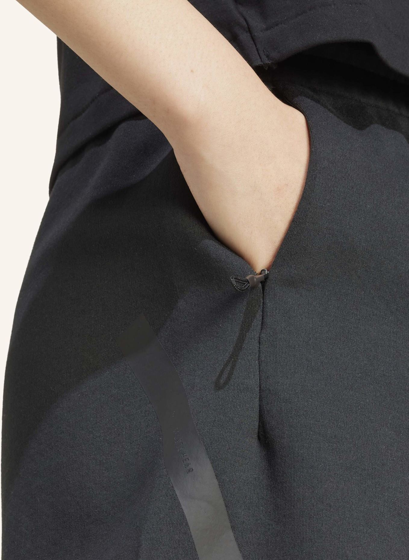 adidas Sweatshorts Z.N.E.: SCHWARZ