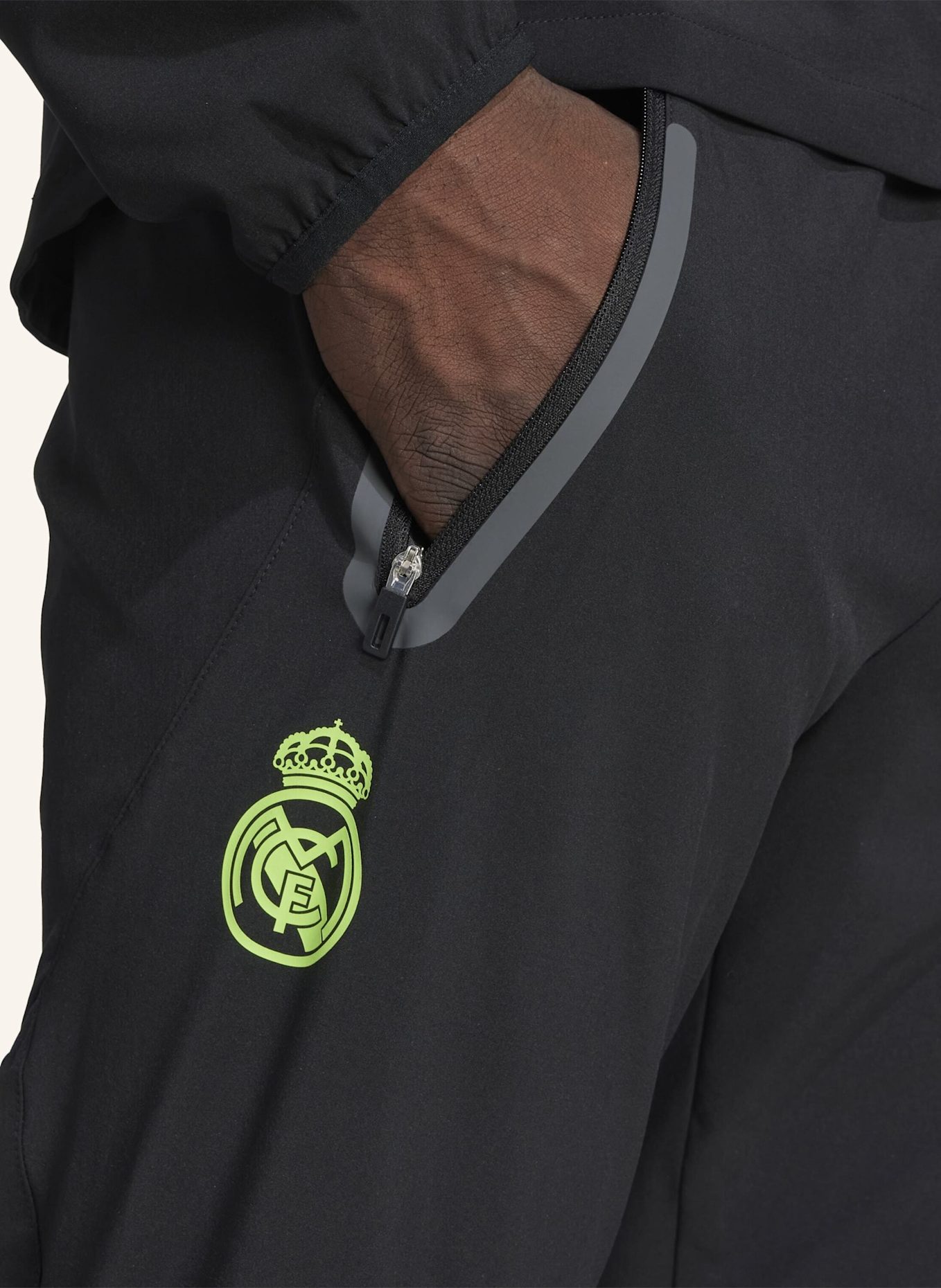 adidas REAL MADRID TIRO 25 PRO VIS TECH TRAVEL HOSE: SCHWARZ