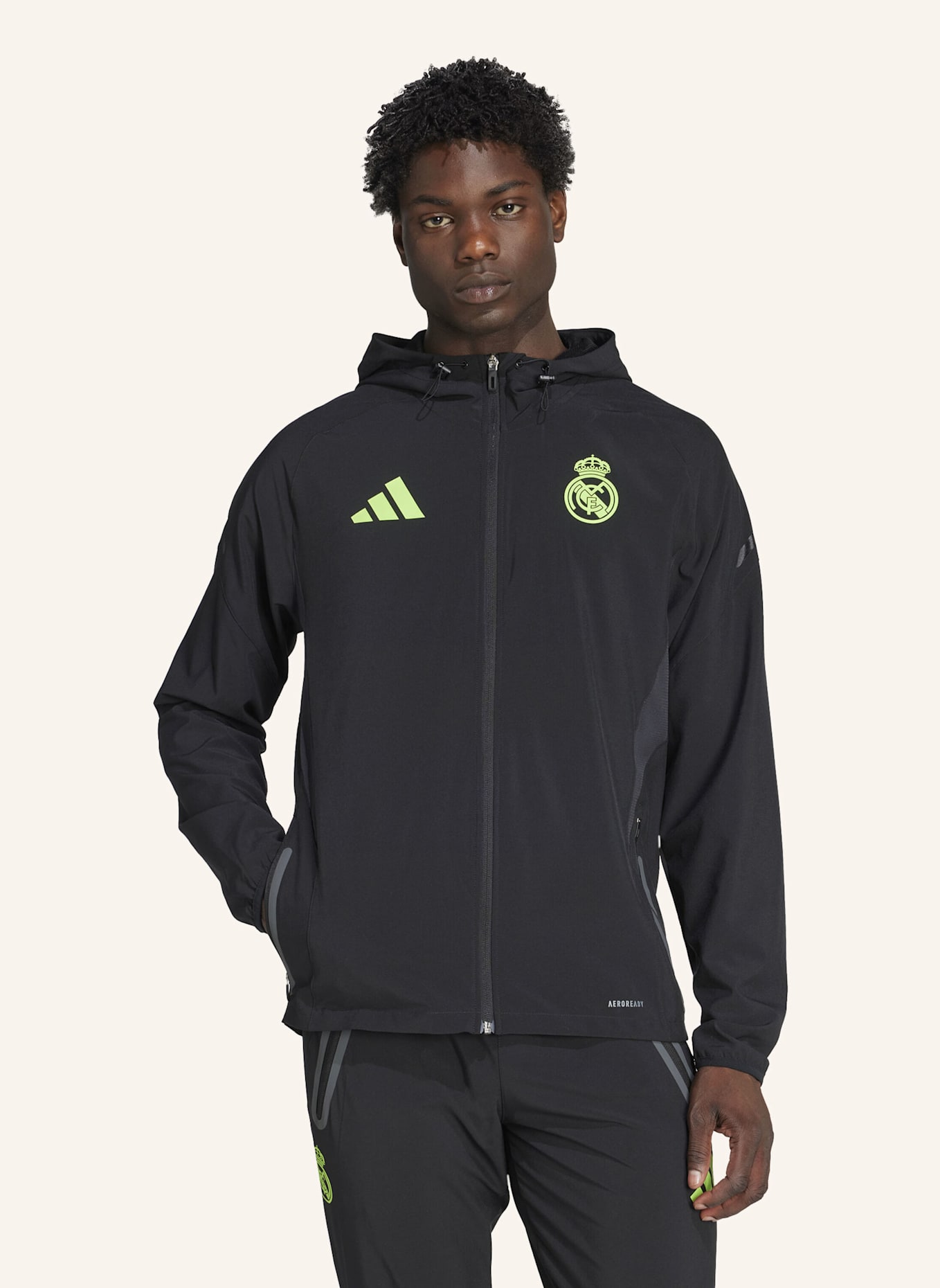 adidas REAL MADRID TIRO 25 PRO VIS TECH TRAVEL JACKE: SCHWARZ