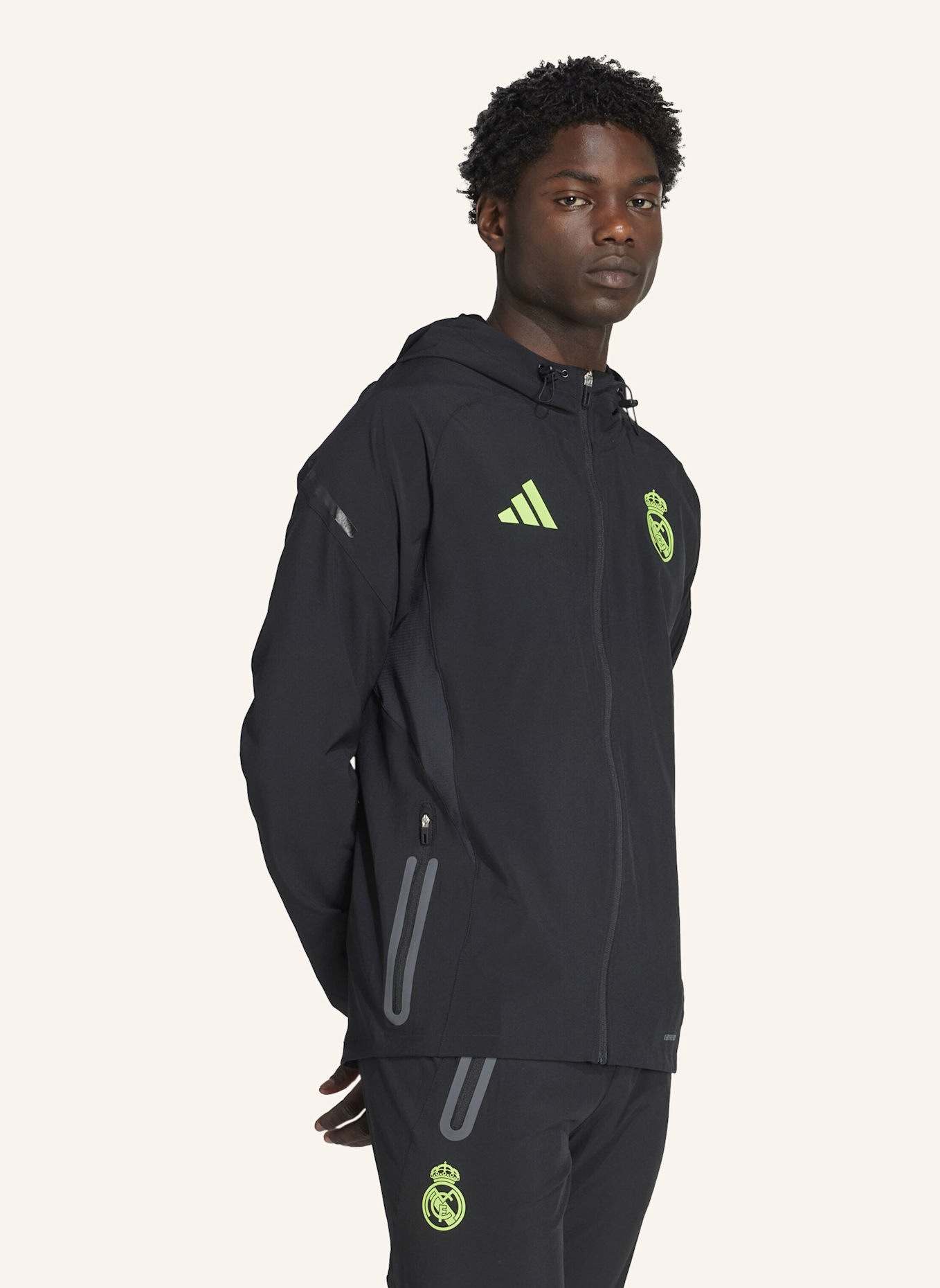 adidas REAL MADRID TIRO 25 PRO VIS TECH TRAVEL JACKE: SCHWARZ