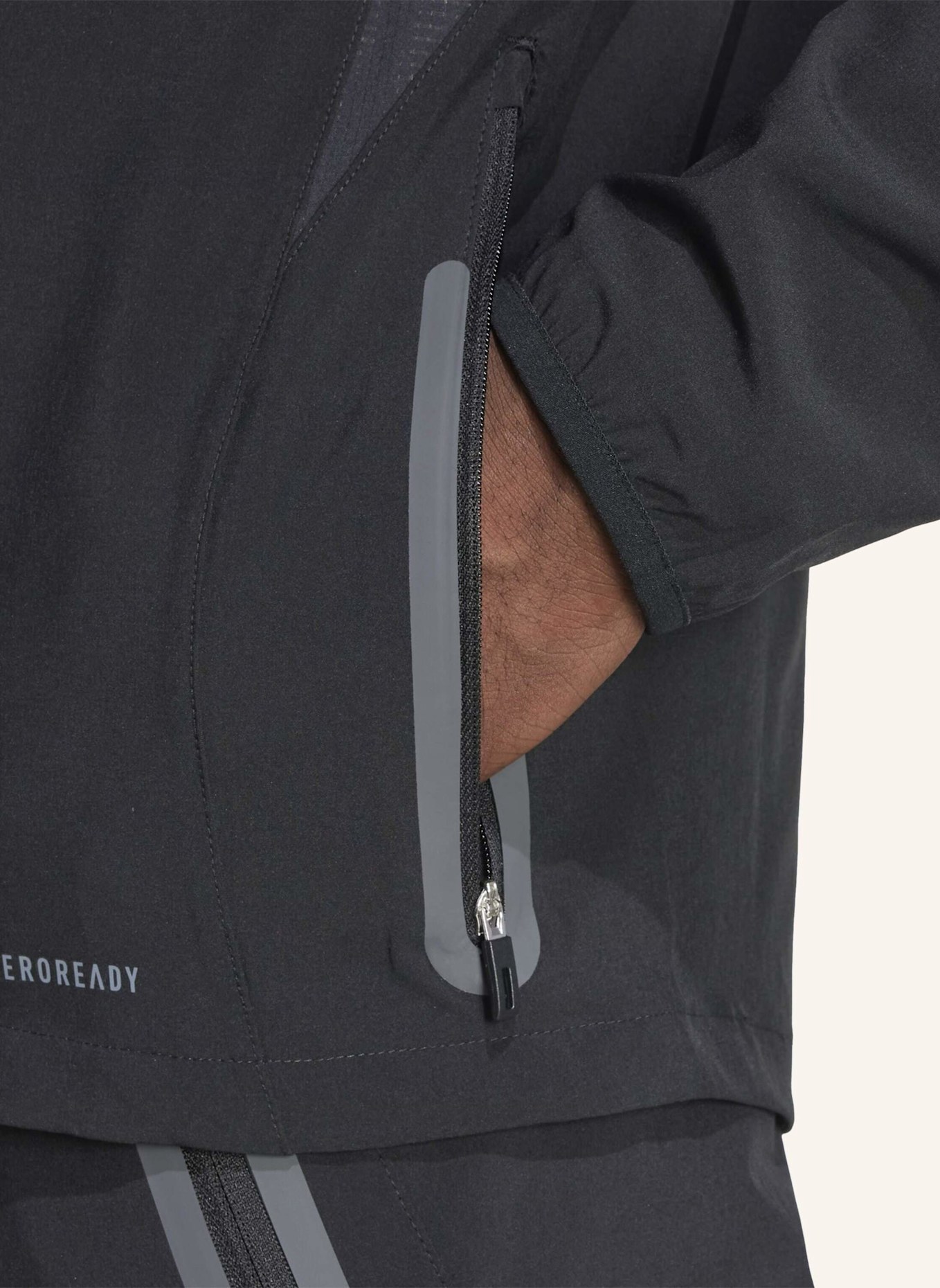 adidas REAL MADRID TIRO 25 PRO VIS TECH TRAVEL JACKE: SCHWARZ