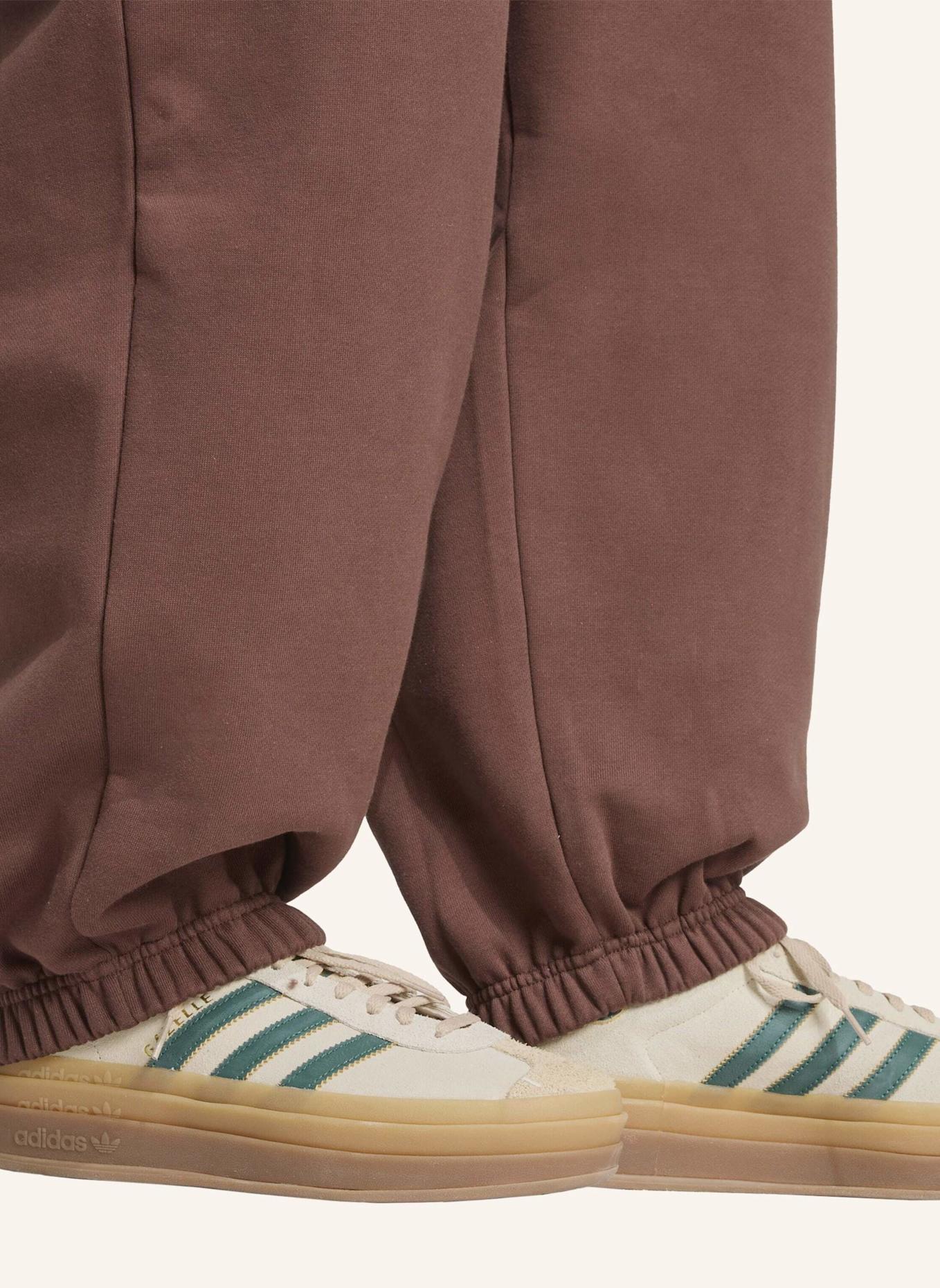 adidas Originals ESSENTIALS LINEAR OVERSIZED JOGGINGHOSE: BRAUN