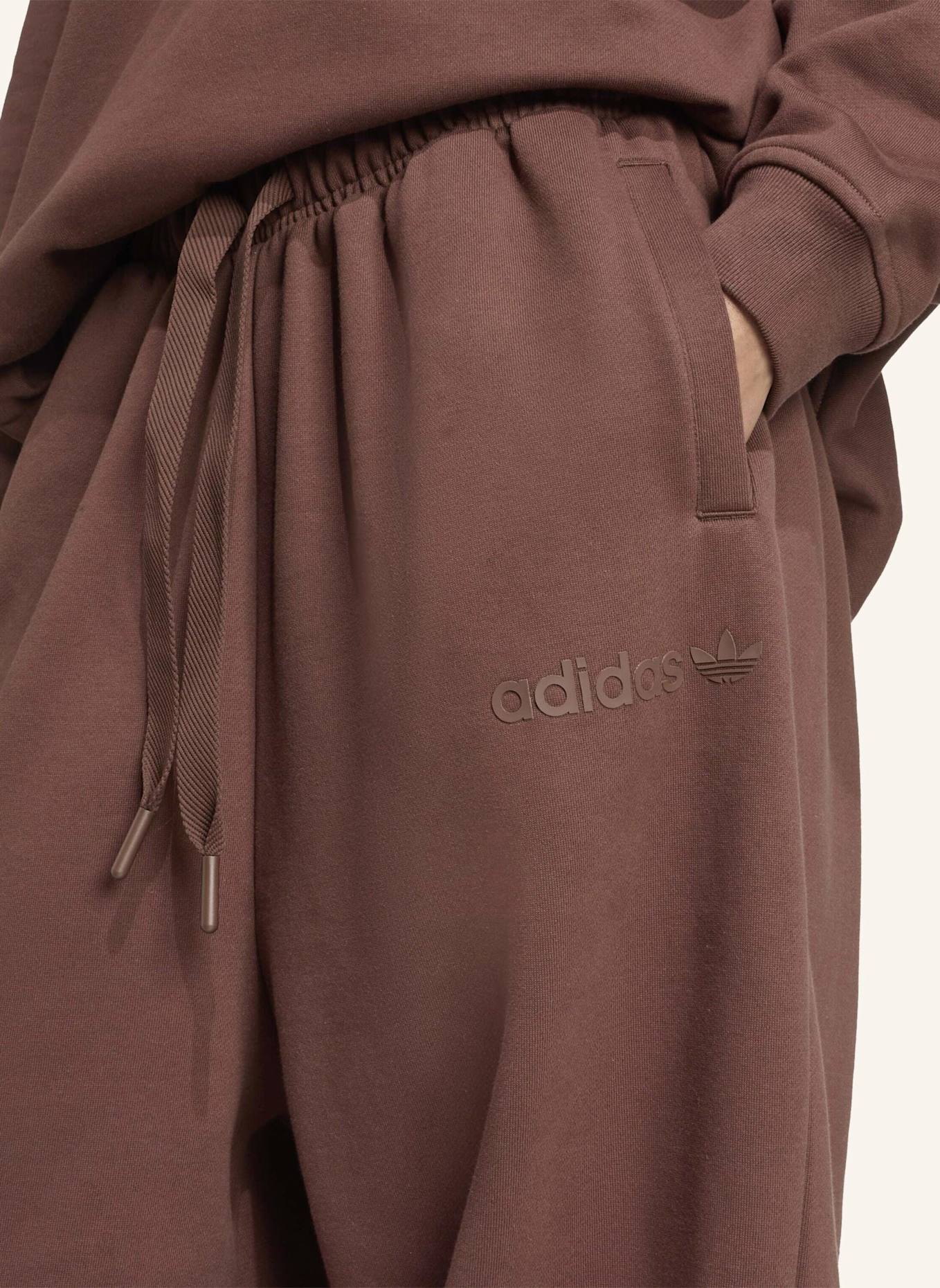 adidas Originals ESSENTIALS LINEAR OVERSIZED JOGGINGHOSE: BRAUN