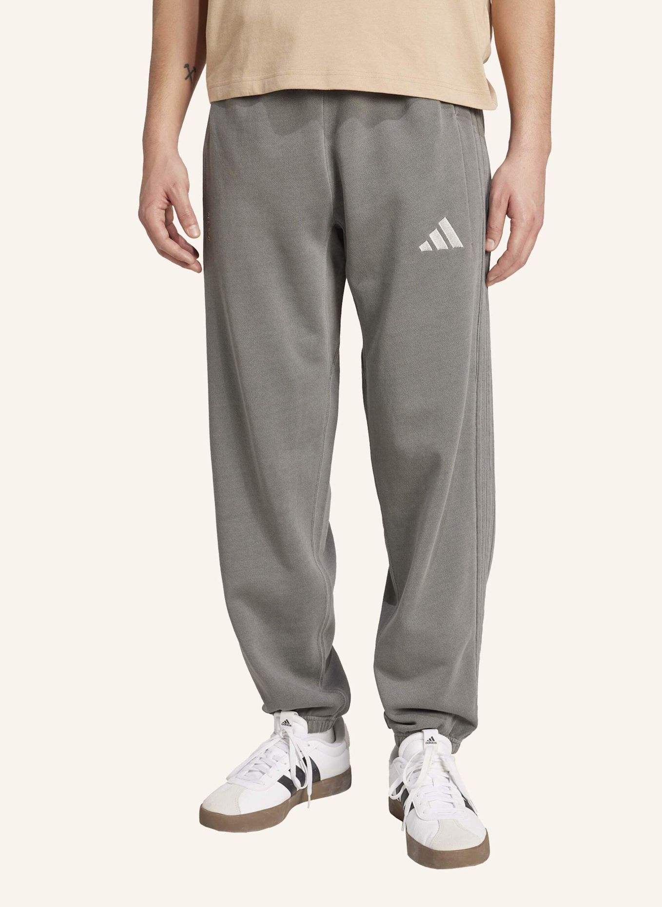 adidas ALL SZN FRENCH TERRY WASHED LOOSE HOSE: SCHWARZ