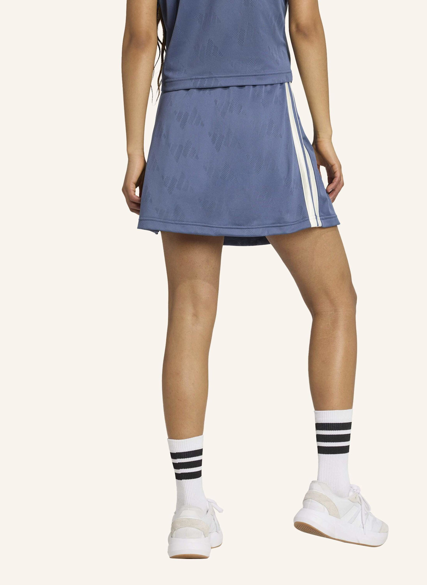 adidas STADIUM 3-STREIFEN TENNIS INSPIRIERTER JACQUARD-ROCK MIT SHORT: BLAU/ WEISS