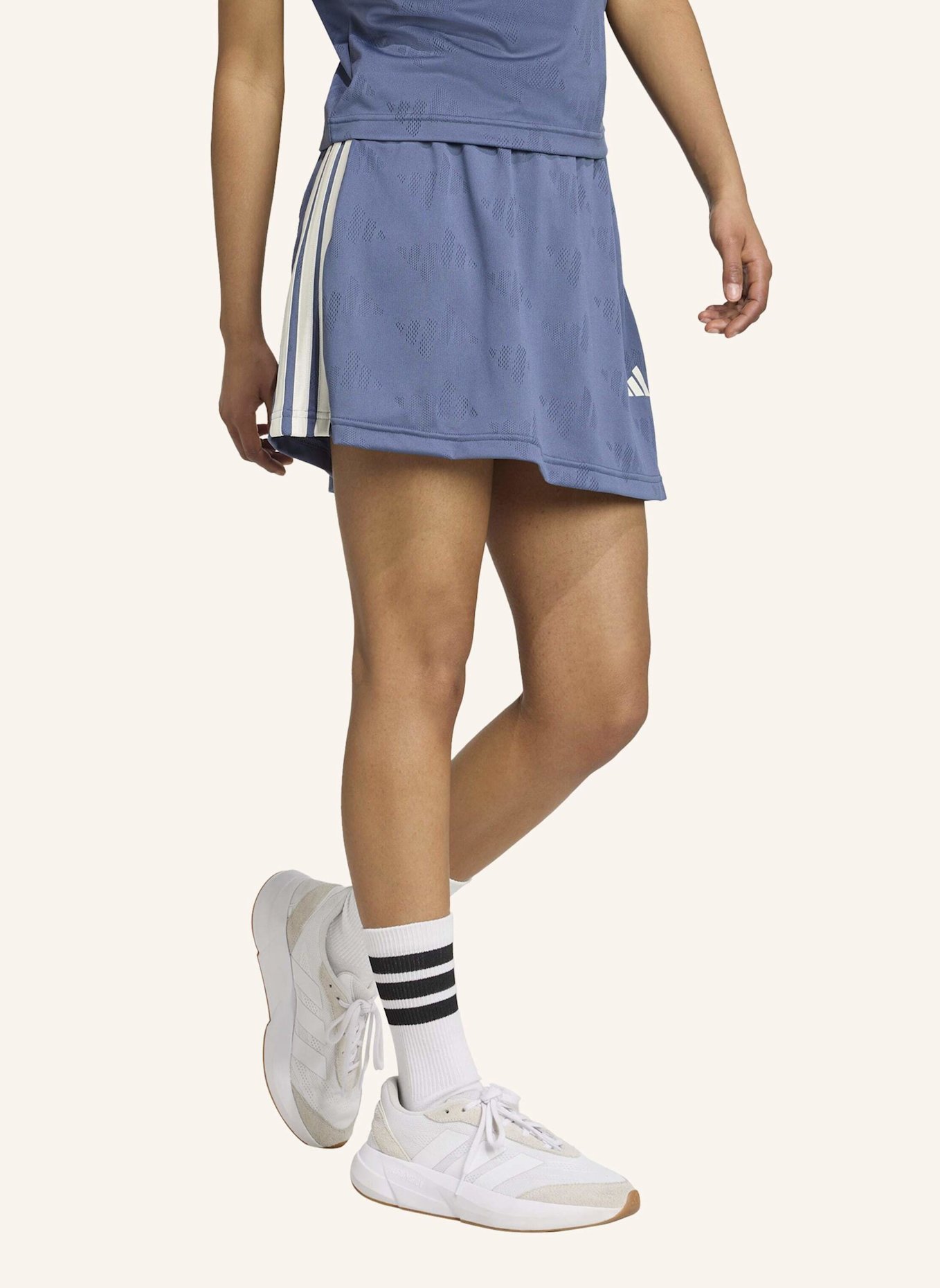 adidas STADIUM 3-STREIFEN TENNIS INSPIRIERTER JACQUARD-ROCK MIT SHORT: BLAU/ WEISS