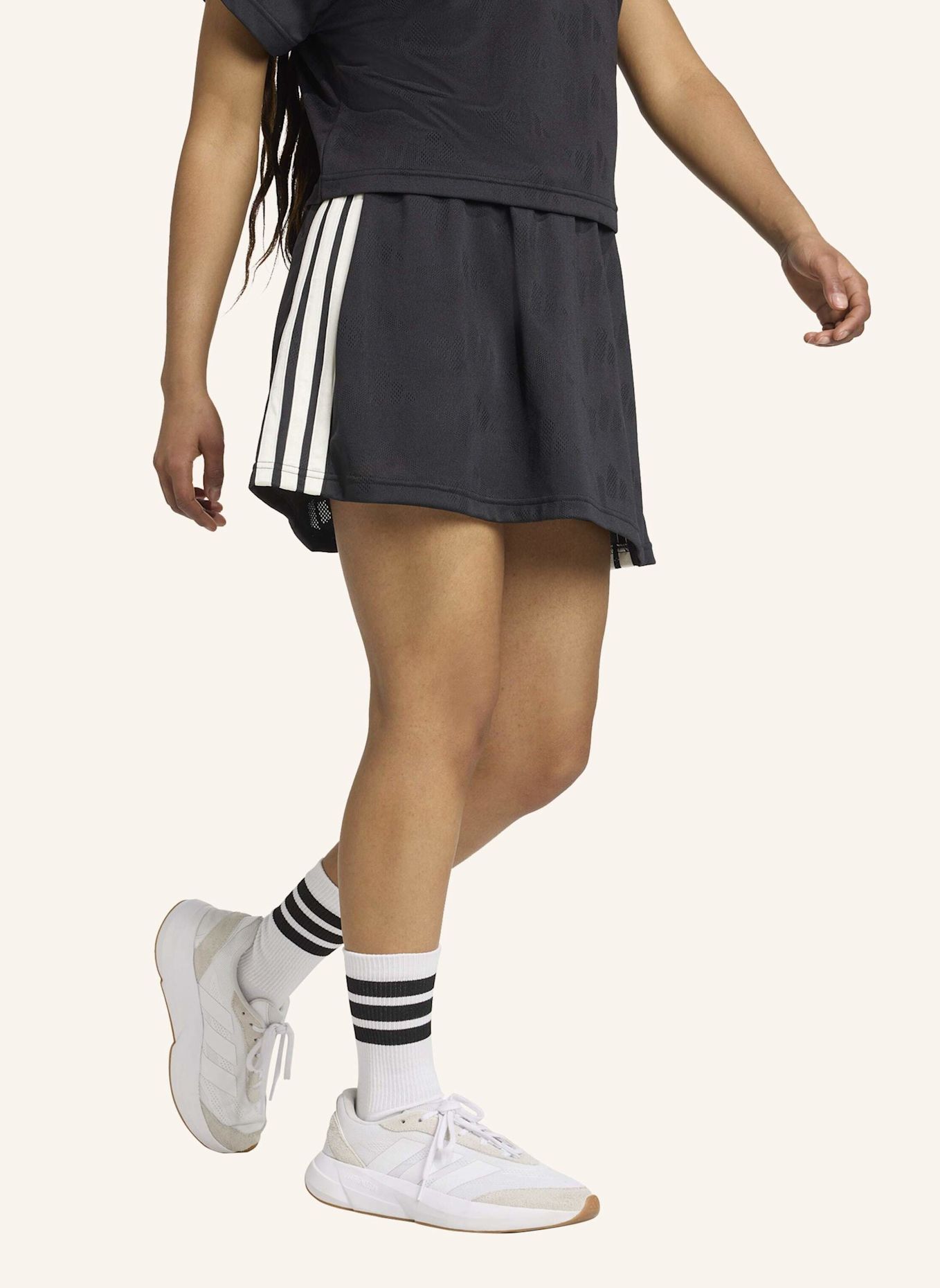 adidas STADIUM 3-STREIFEN TENNIS INSPIRIERTER JACQUARD-ROCK MIT SHORT: SCHWARZ/ WEISS