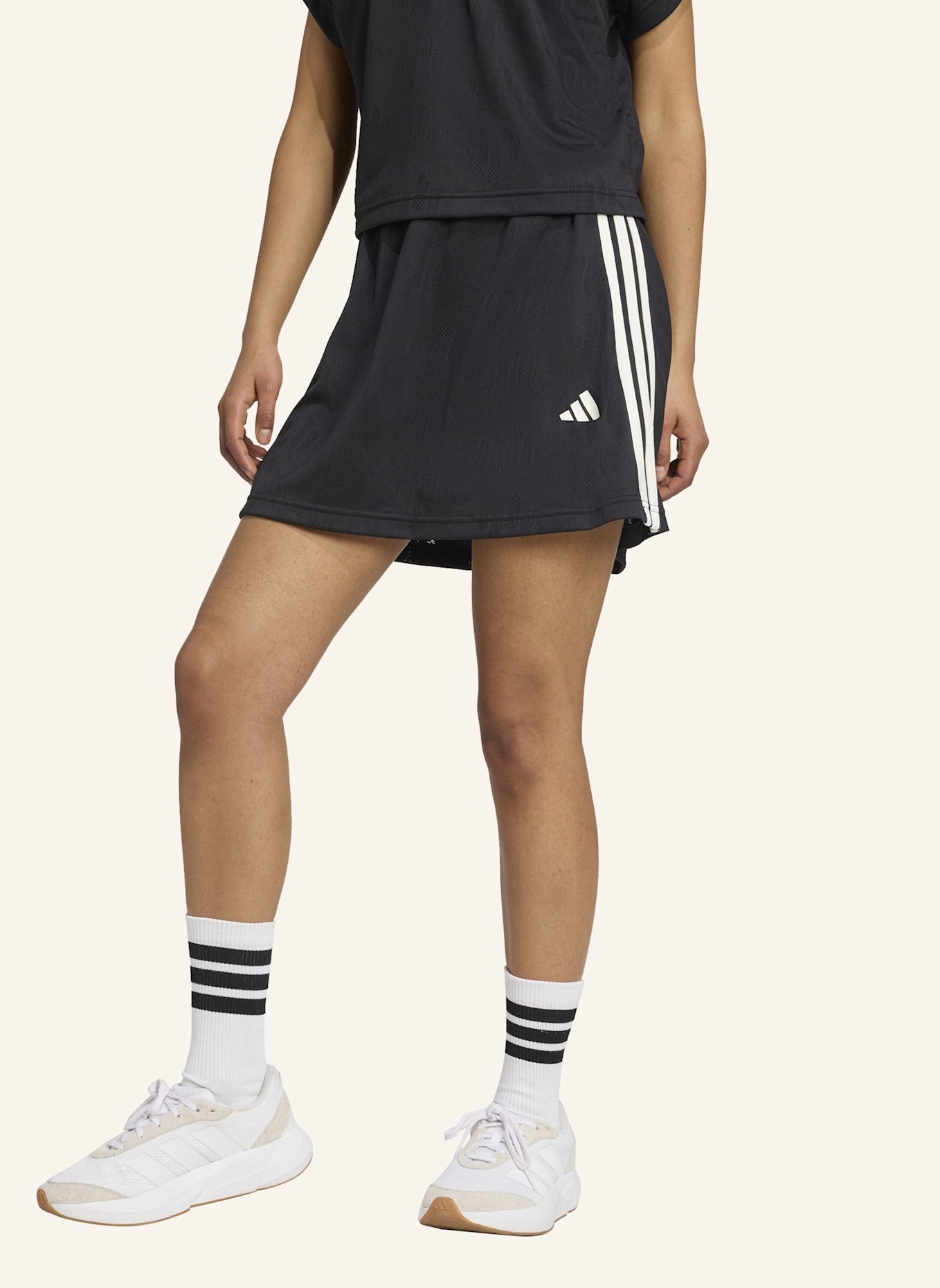 adidas STADIUM 3-STREIFEN TENNIS INSPIRIERTER JACQUARD-ROCK MIT SHORT: SCHWARZ/ WEISS