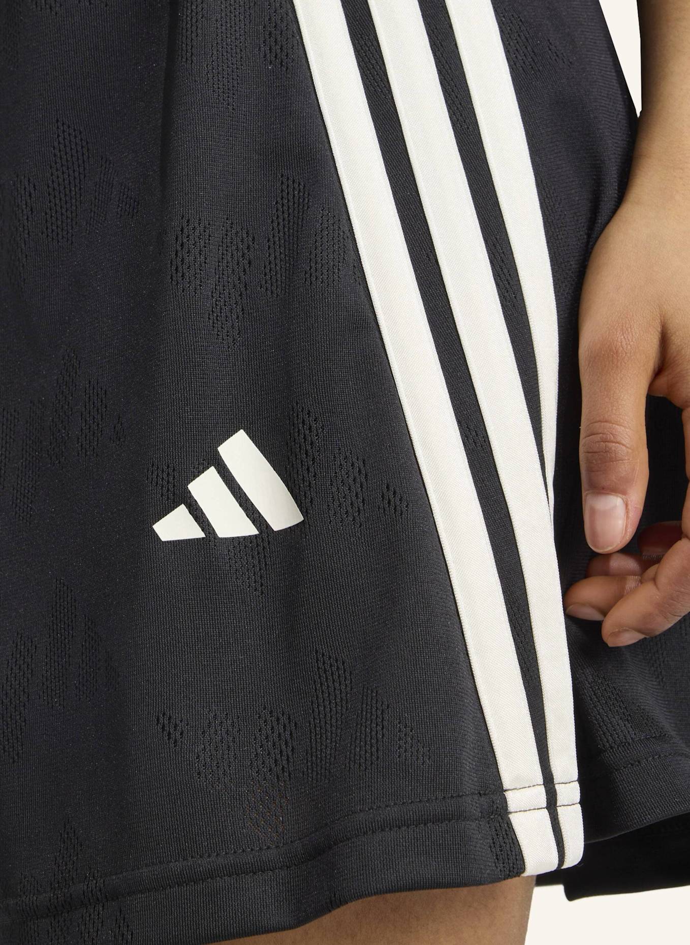 adidas STADIUM 3-STREIFEN TENNIS INSPIRIERTER JACQUARD-ROCK MIT SHORT: SCHWARZ/ WEISS