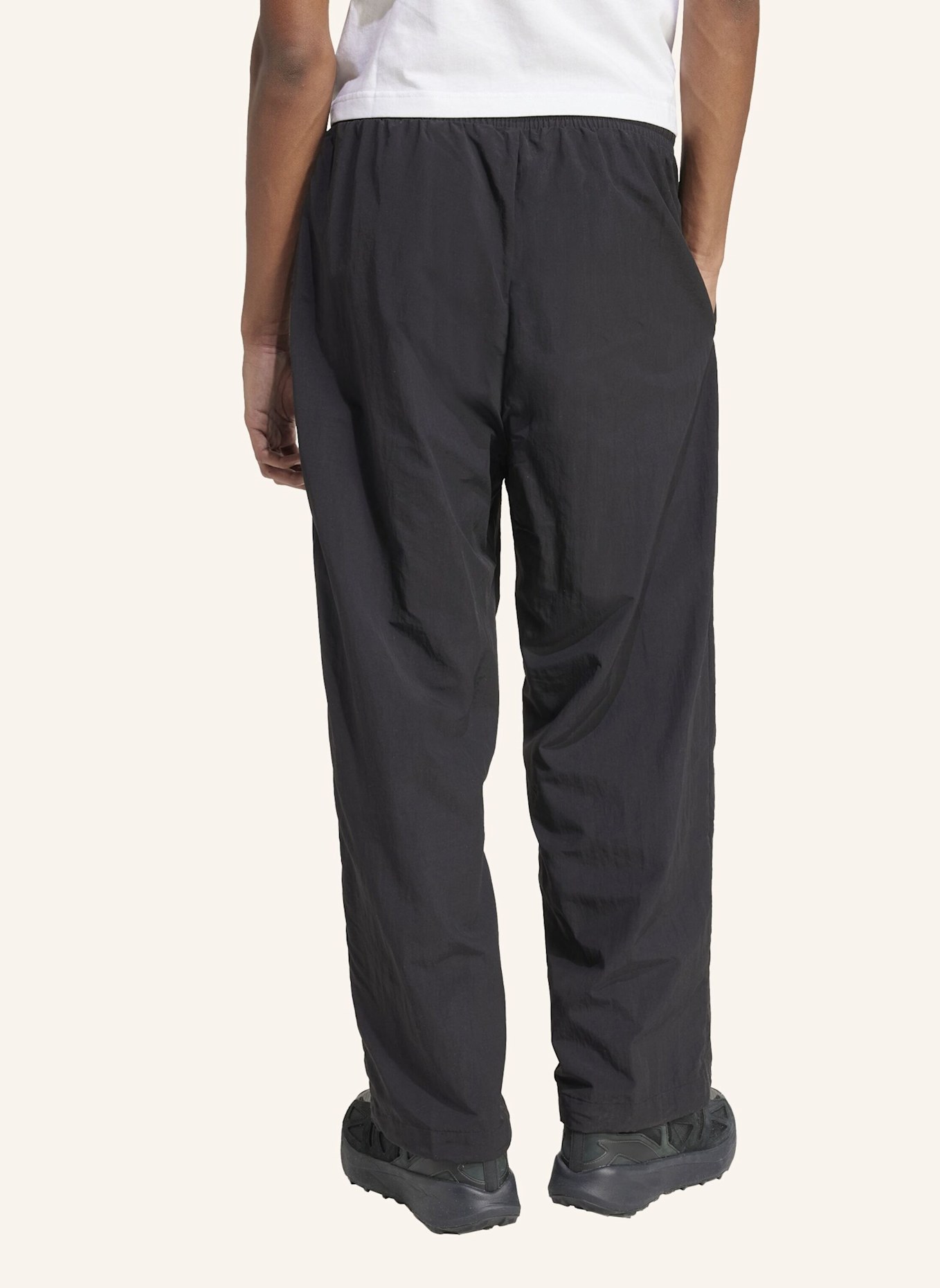 adidas ESSENTIELLE SMALL LOGO GEWEBTE HOSE MIT BEINABSCHLÜSSEN OHNE BÜNDCHEN: SCHWARZ/ WEISS