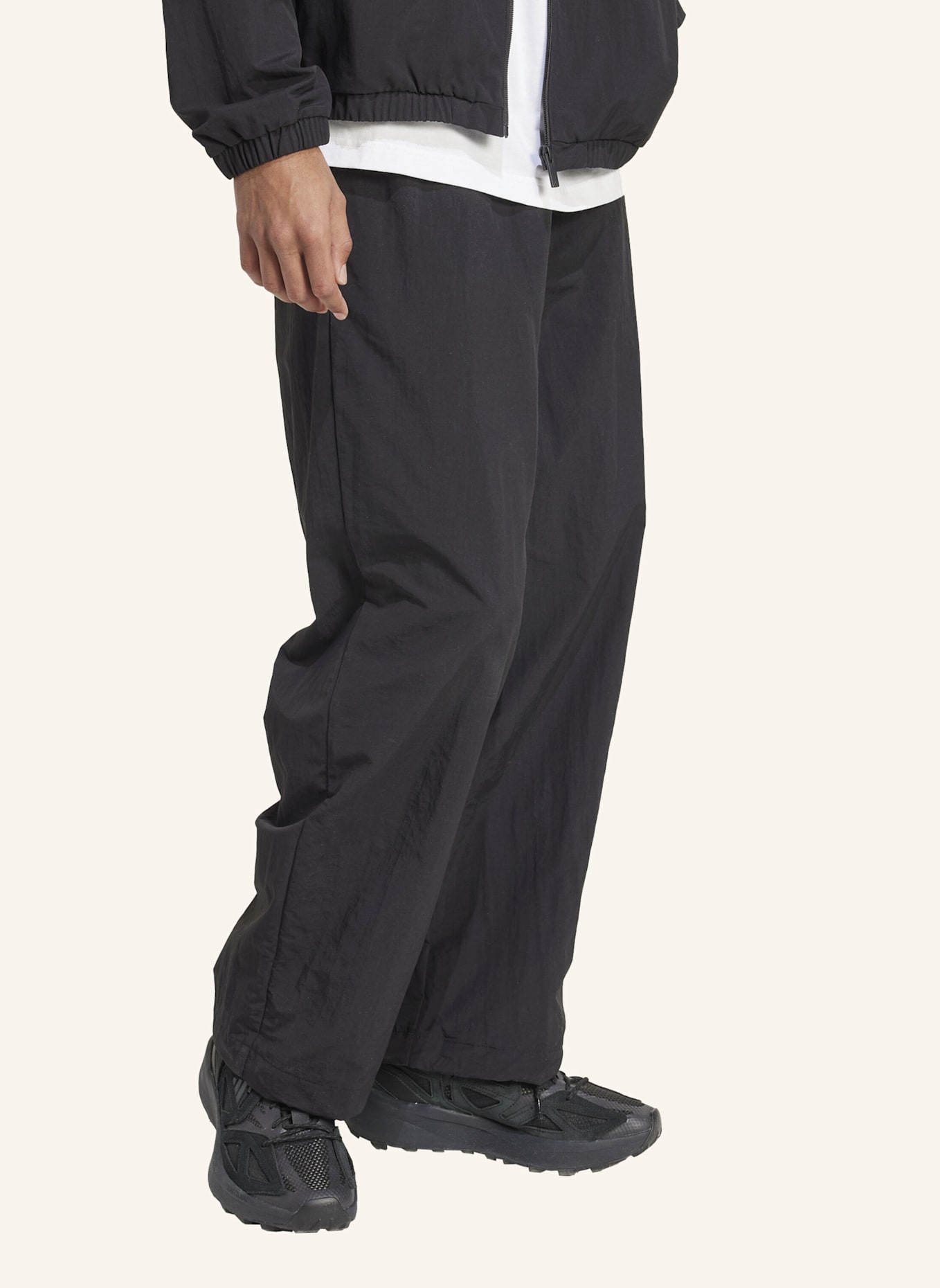 adidas ESSENTIELLE SMALL LOGO GEWEBTE HOSE MIT BEINABSCHLÜSSEN OHNE BÜNDCHEN: SCHWARZ/ WEISS