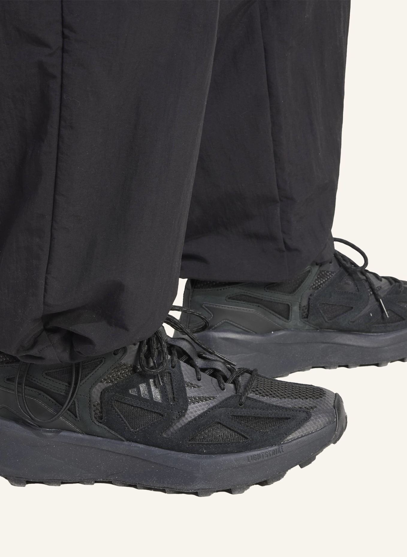 adidas ESSENTIELLE SMALL LOGO GEWEBTE HOSE MIT BEINABSCHLÜSSEN OHNE BÜNDCHEN: SCHWARZ/ WEISS