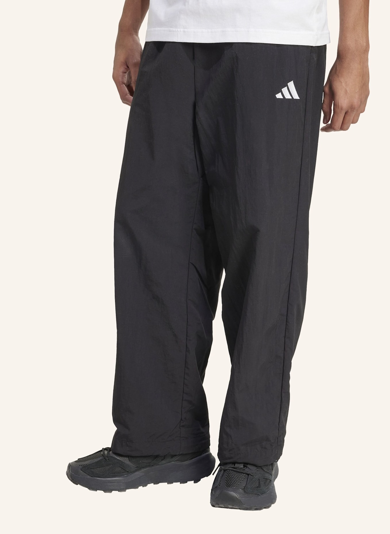 adidas ESSENTIELLE SMALL LOGO GEWEBTE HOSE MIT BEINABSCHLÜSSEN OHNE BÜNDCHEN: SCHWARZ/ WEISS