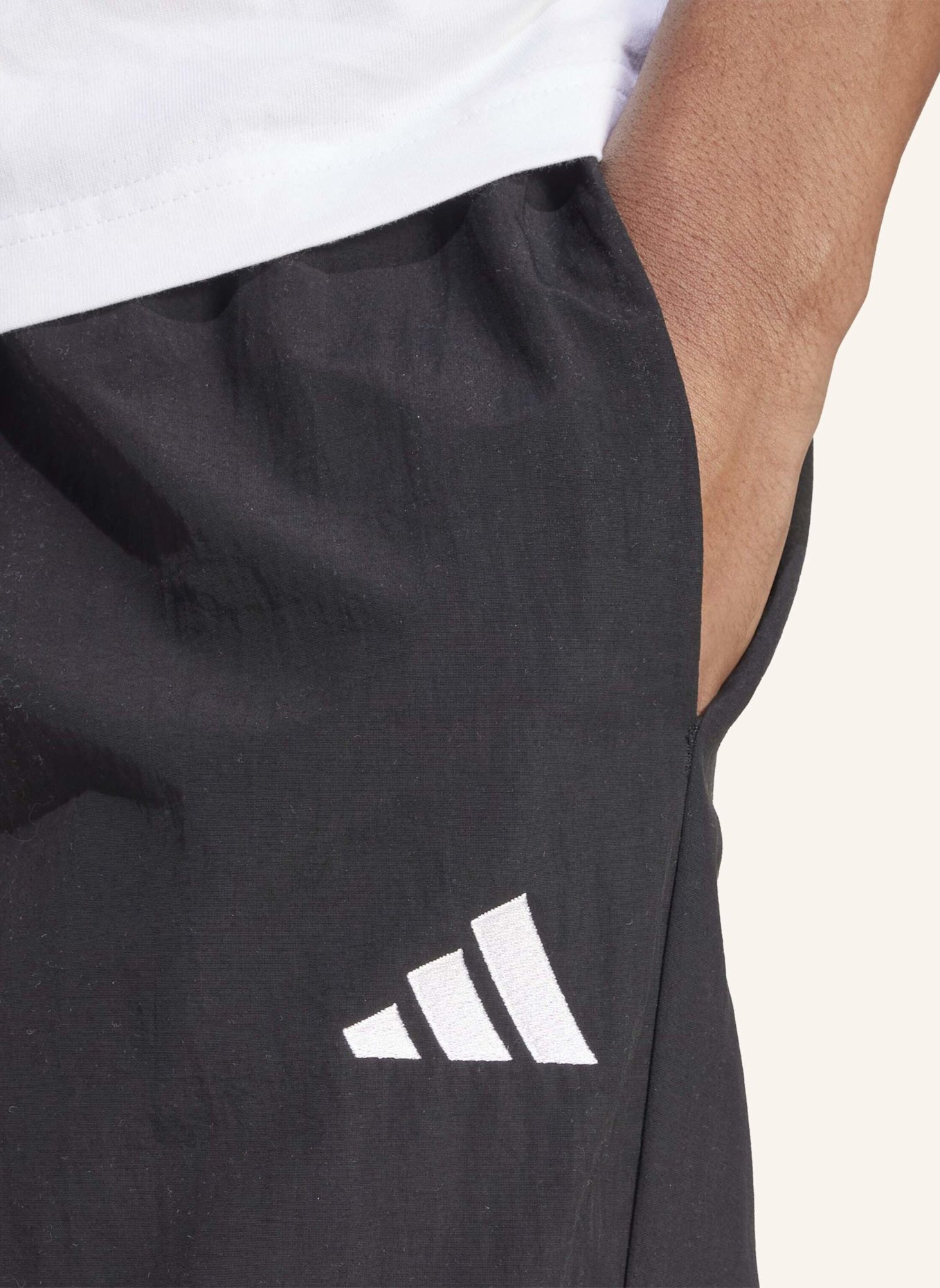 adidas ESSENTIELLE SMALL LOGO GEWEBTE HOSE MIT BEINABSCHLÜSSEN OHNE BÜNDCHEN: SCHWARZ/ WEISS