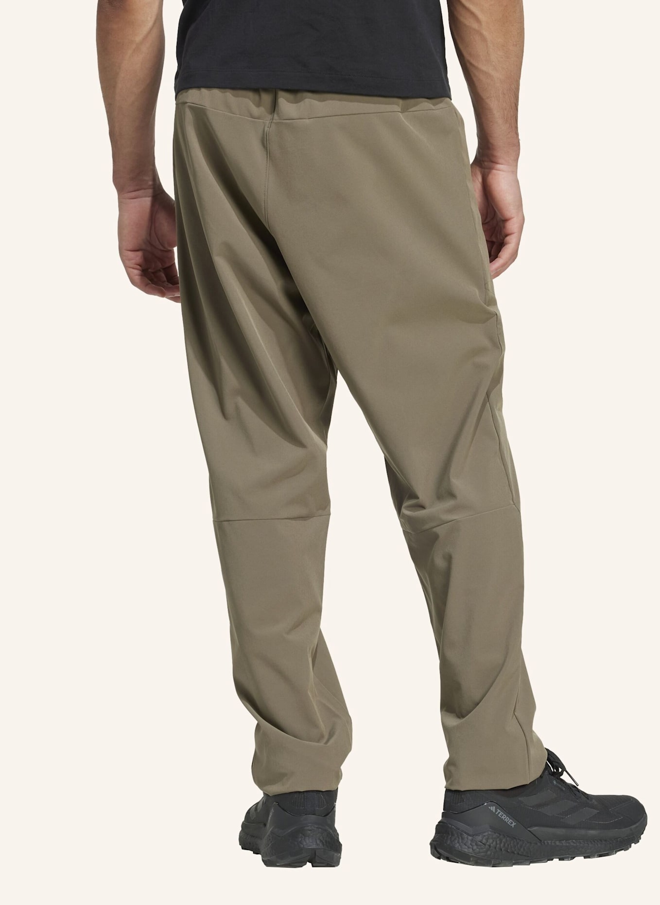 adidas TERREX MULTI ESSENTIALS STRETCH HOSE: GRÜN