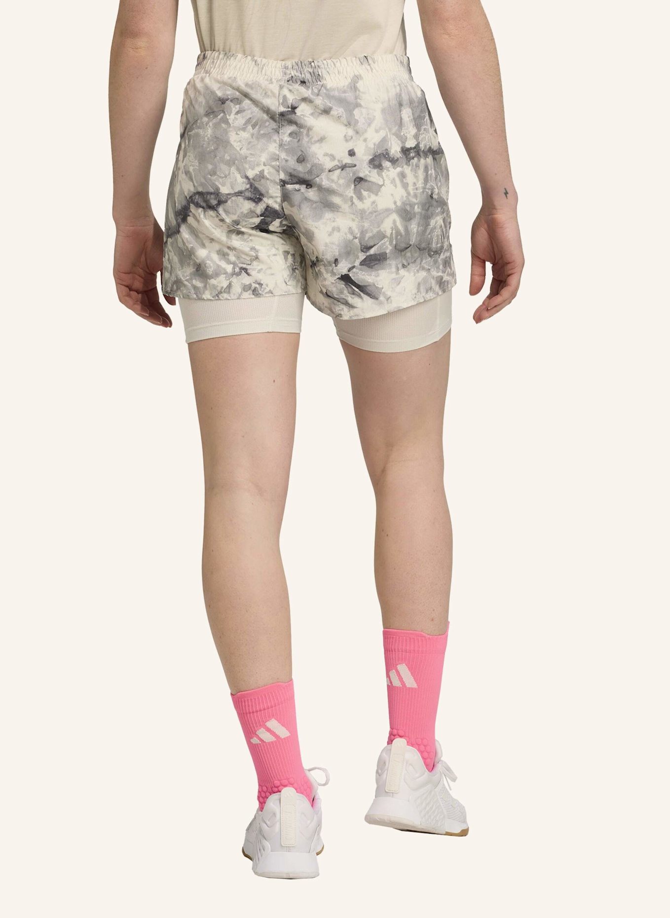 adidas OWN THE RUN SPRAY DYE 2-IN-1 SHORTS: GRAU/ SCHWARZ