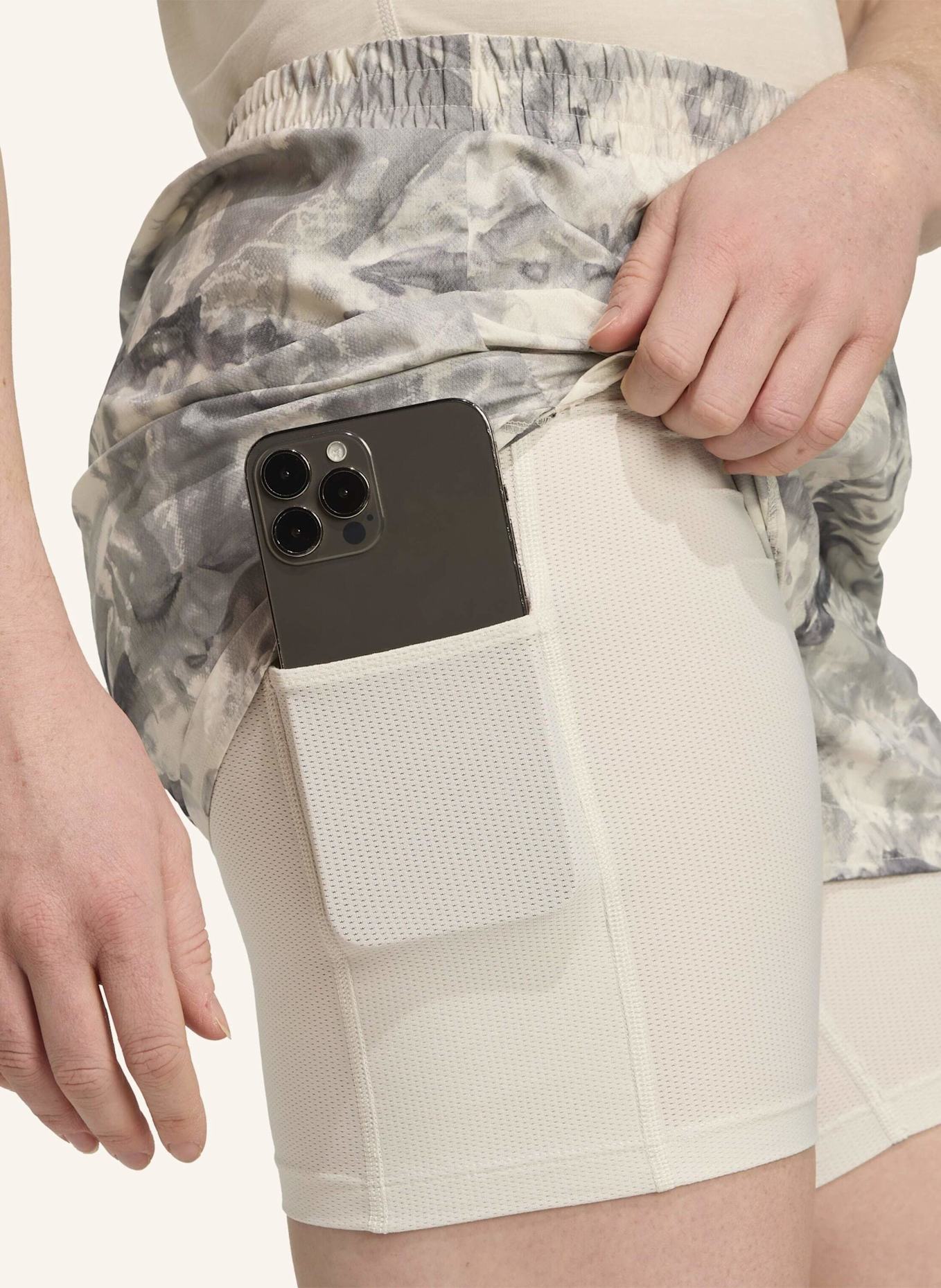 adidas OWN THE RUN SPRAY DYE 2-IN-1 SHORTS: GRAU/ SCHWARZ