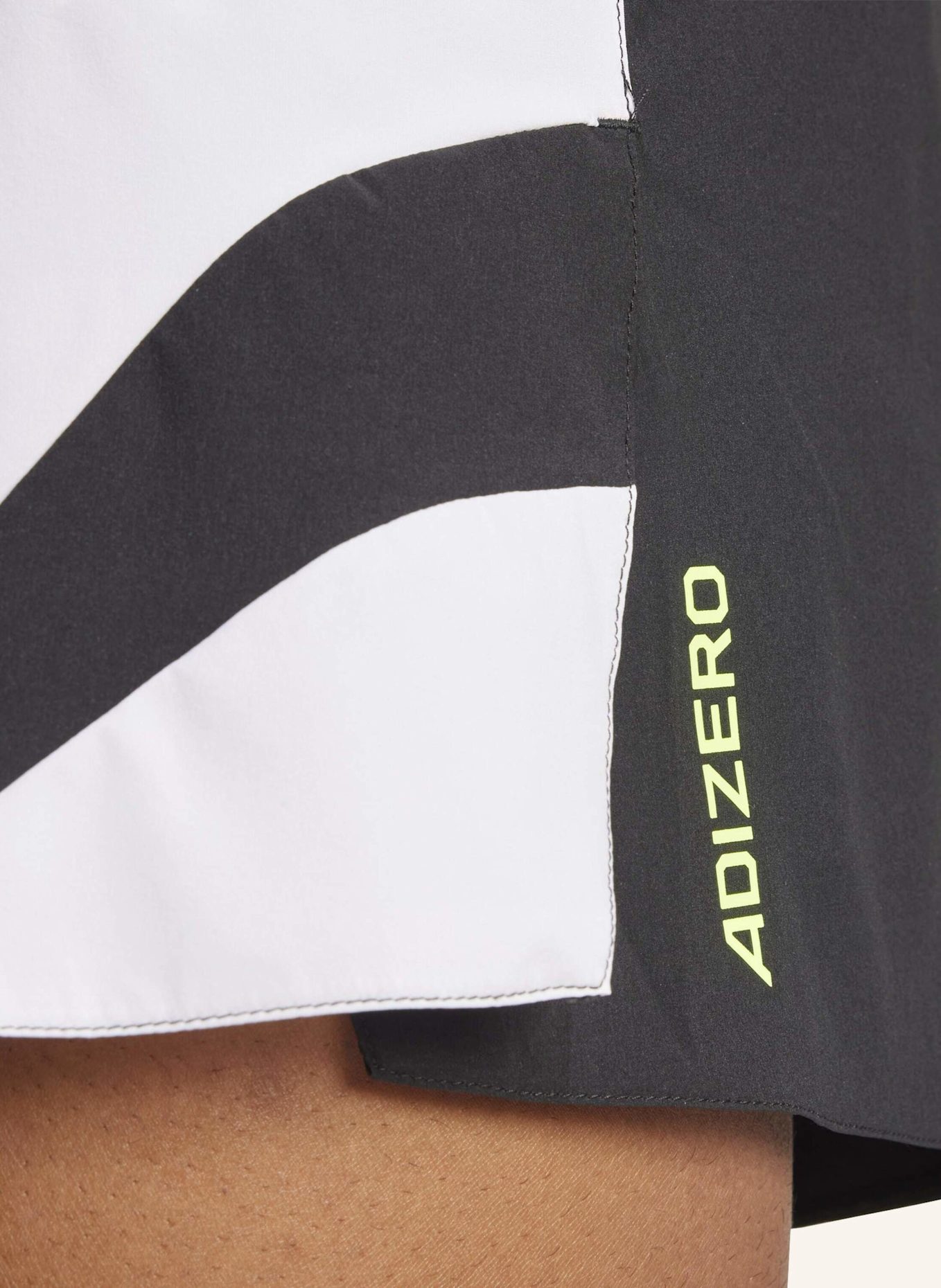 adidas ADIZERO ARCHIVE RUNNING GEL SHORTS: SCHWARZ