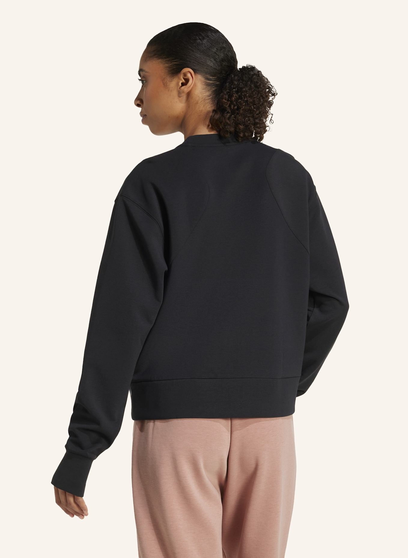 adidas FÜR DAS TRAINING ENTWORFENES WARM-UP SWEATSHIRT MIT RUNDHALSAUSSCHNITT: SCHWARZ