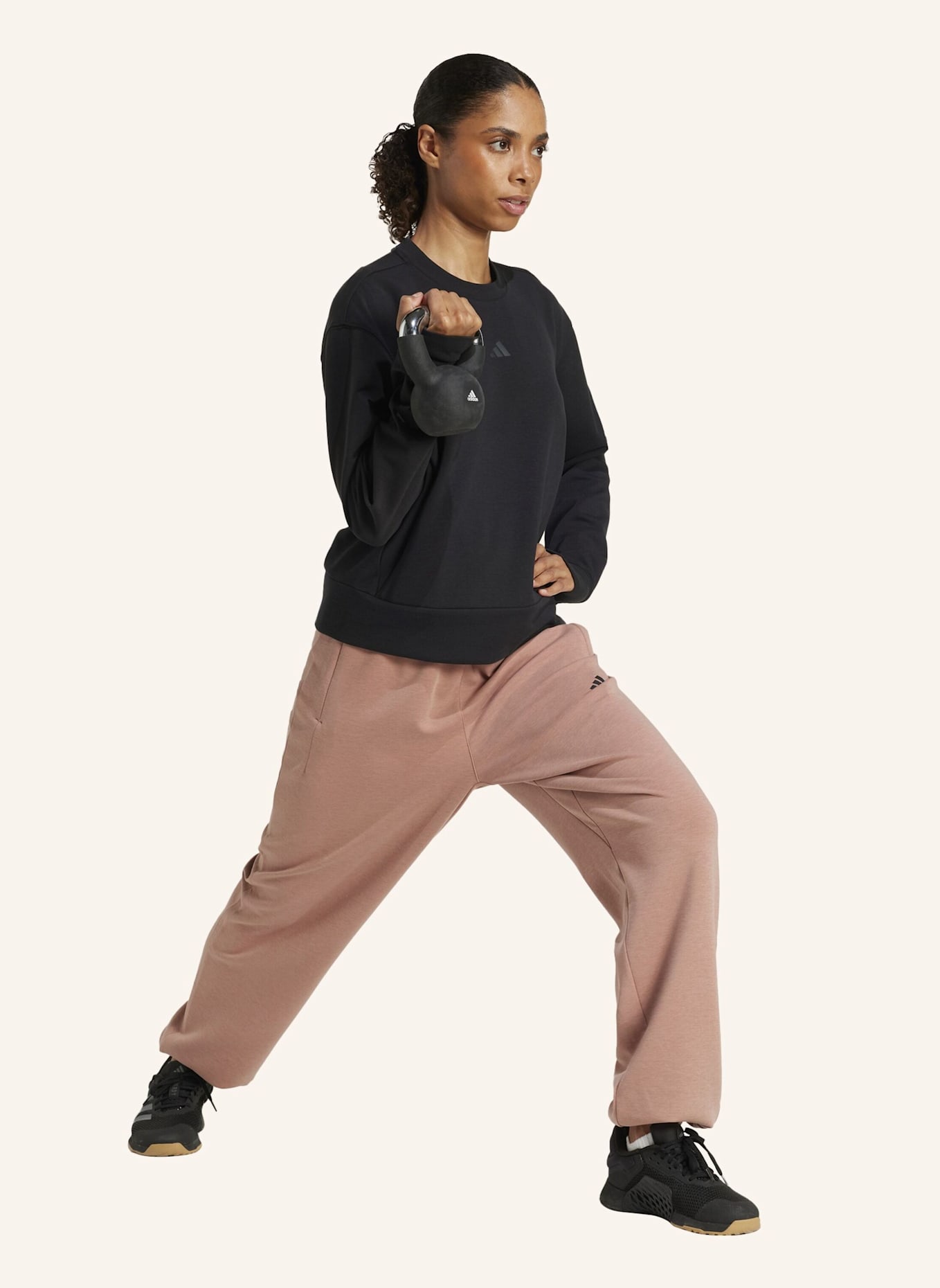 adidas FÜR DAS TRAINING ENTWORFENES WARM-UP SWEATSHIRT MIT RUNDHALSAUSSCHNITT: SCHWARZ