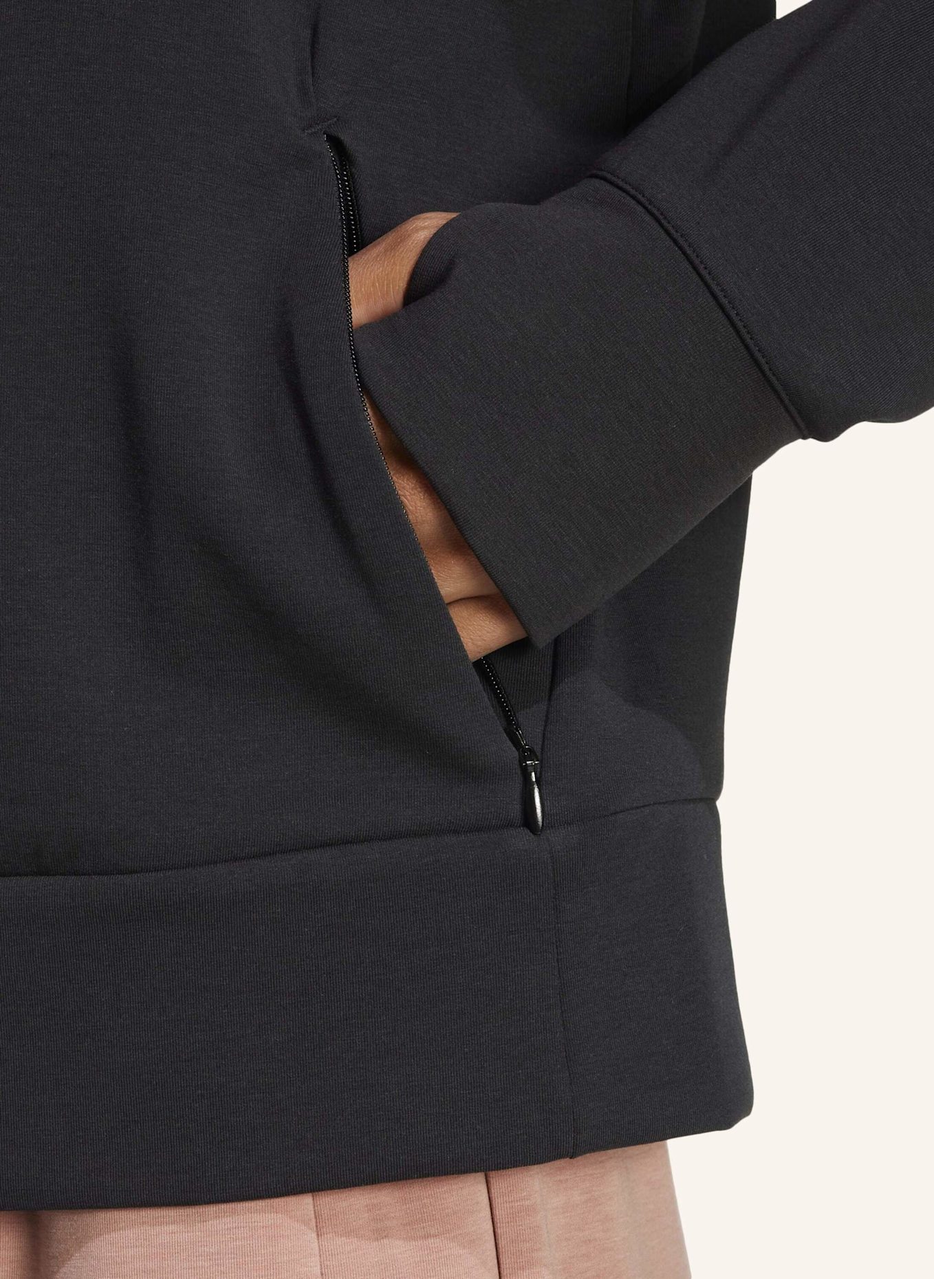 adidas FÜR DAS TRAINING ENTWORFENES WARM-UP SWEATSHIRT MIT RUNDHALSAUSSCHNITT: SCHWARZ