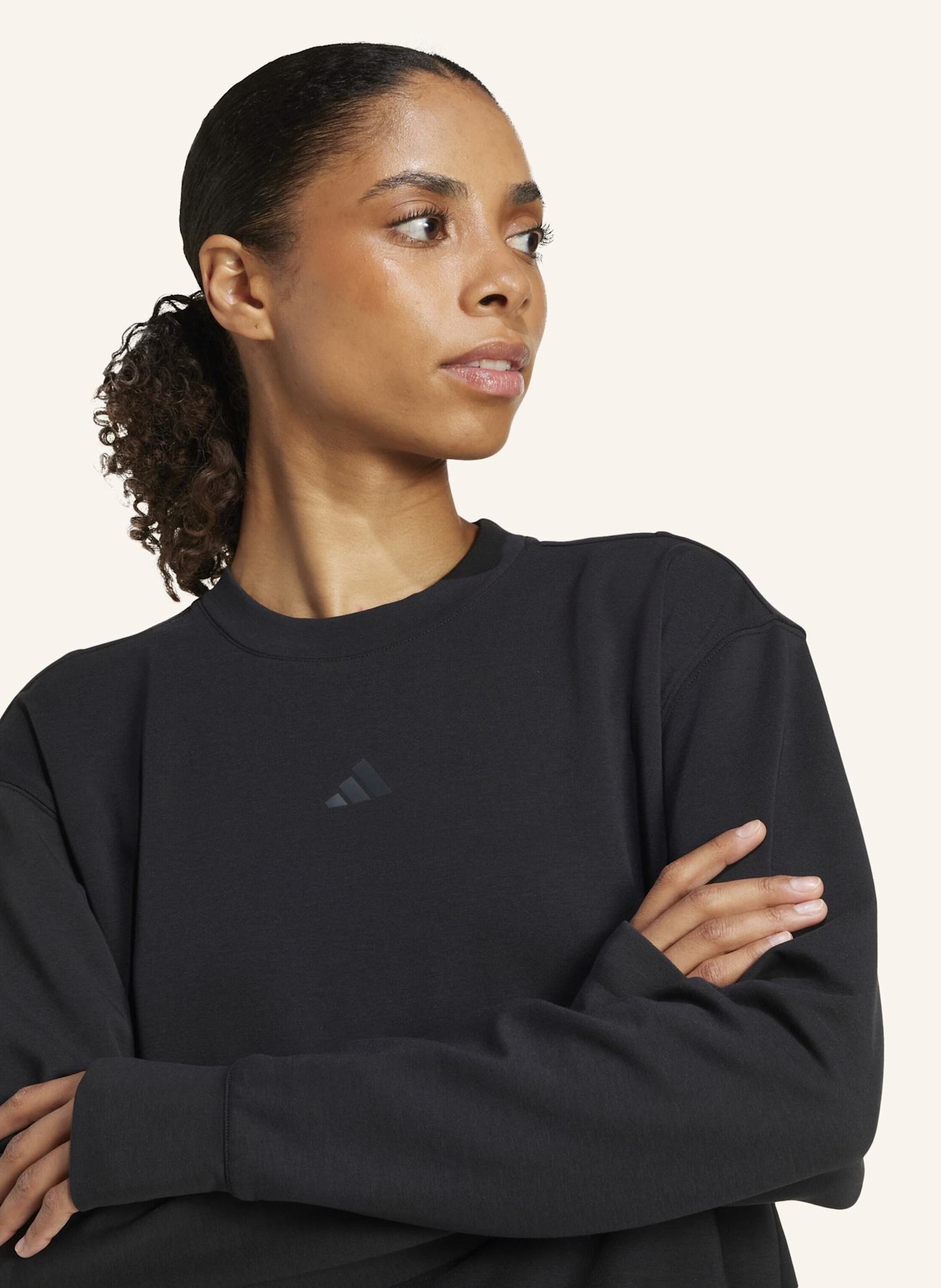 adidas FÜR DAS TRAINING ENTWORFENES WARM-UP SWEATSHIRT MIT RUNDHALSAUSSCHNITT: SCHWARZ