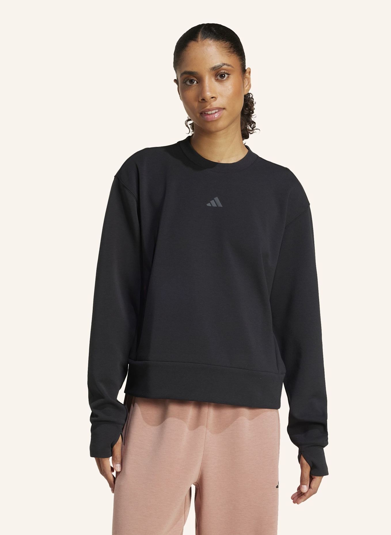 adidas FÜR DAS TRAINING ENTWORFENES WARM-UP SWEATSHIRT MIT RUNDHALSAUSSCHNITT: SCHWARZ