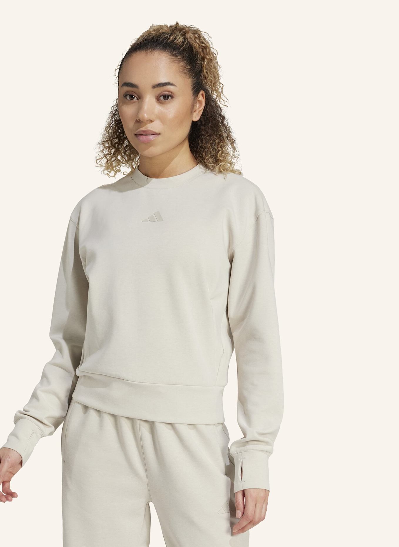 adidas DESIGNED-FOR-TRAINING ENTWORFENES WARM-UP SWEATSHIRT MIT RUNDHALSAUSSCHNITT: BEIGE