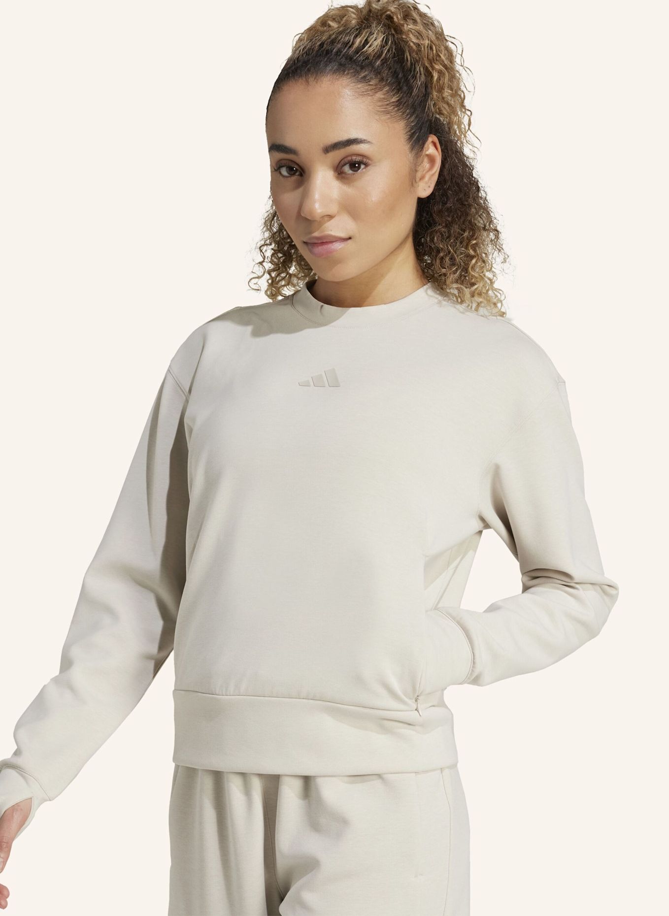 adidas DESIGNED-FOR-TRAINING ENTWORFENES WARM-UP SWEATSHIRT MIT RUNDHALSAUSSCHNITT: BEIGE