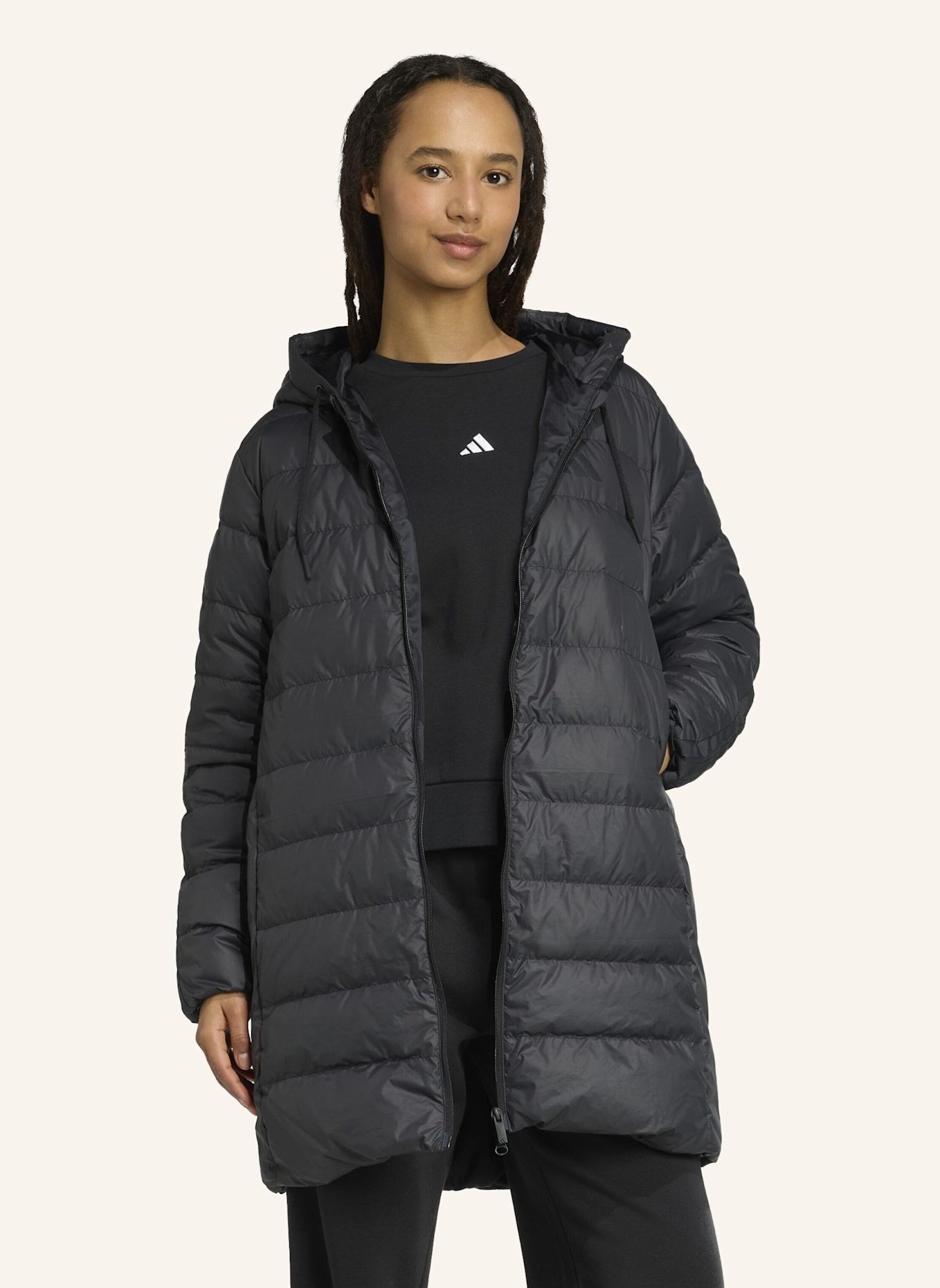 adidas ESSENTIALS CLIMAWARM 3-STREIFEN LIGHT DAUNENPARKA MIT KAPUZE: SCHWARZ