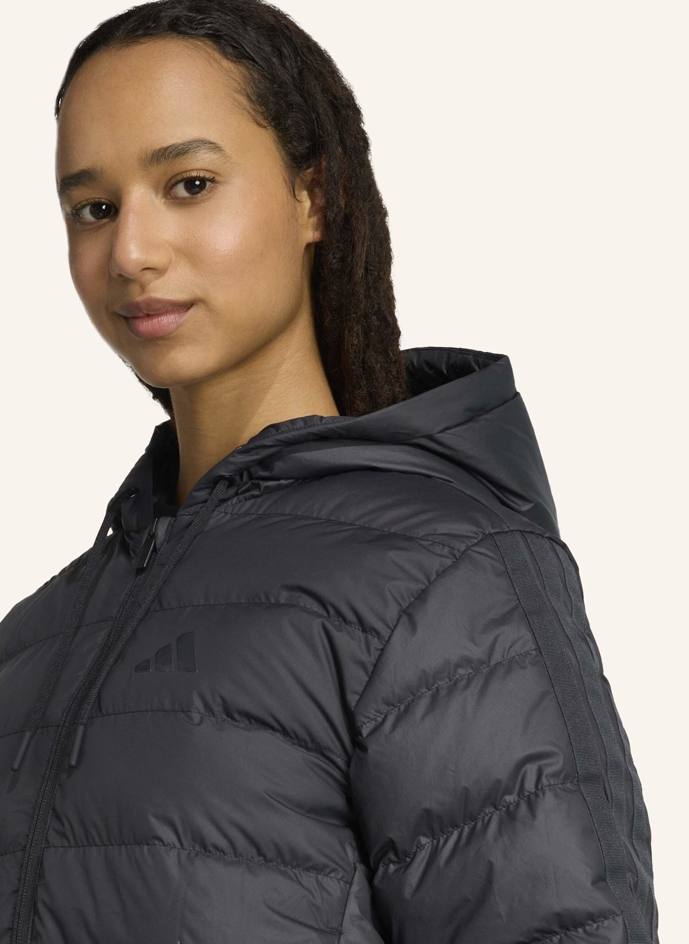 adidas ESSENTIALS CLIMAWARM 3-STREIFEN LIGHT DAUNENPARKA MIT KAPUZE: SCHWARZ
