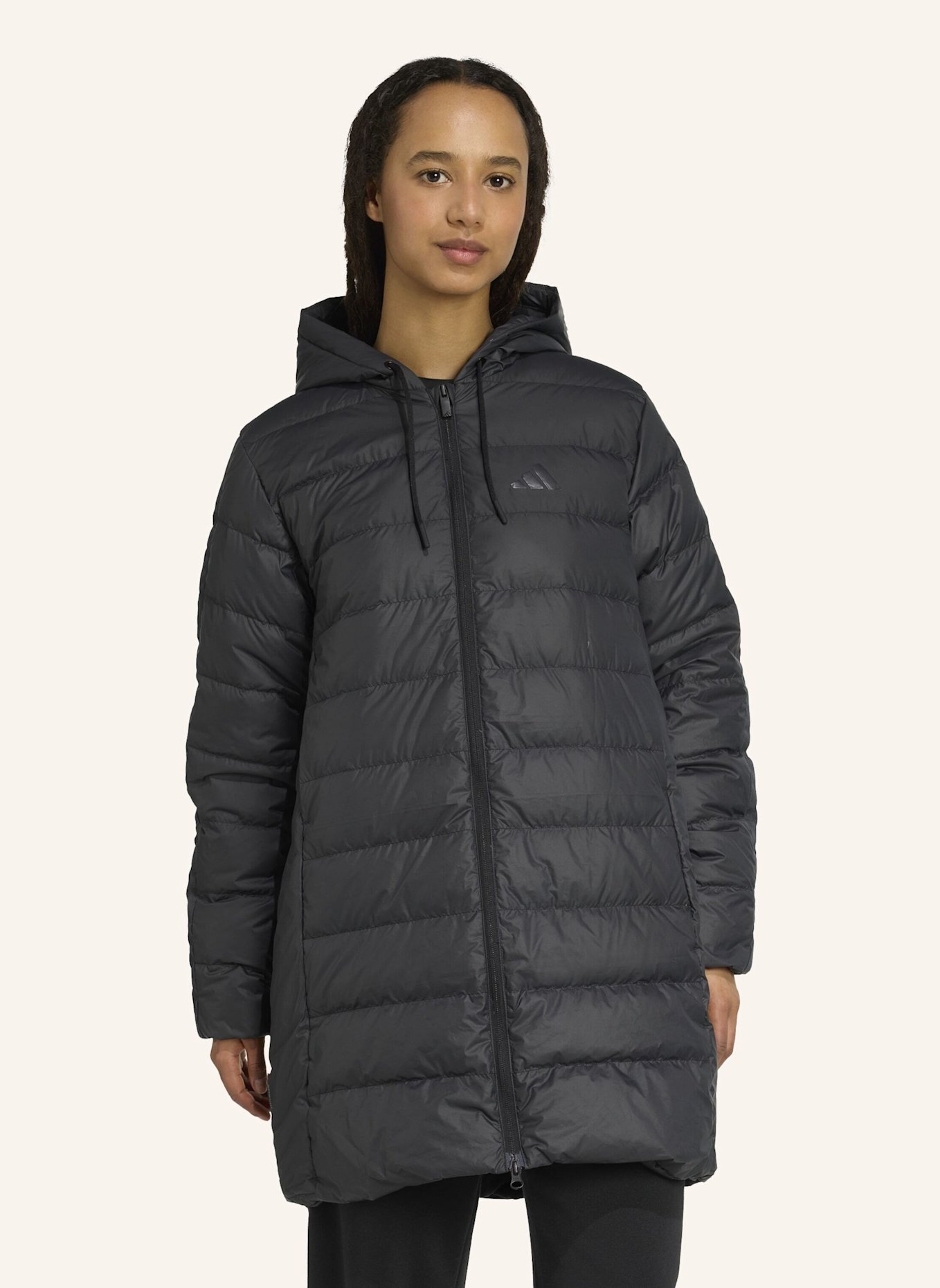 adidas ESSENTIALS CLIMAWARM 3-STREIFEN LIGHT DAUNENPARKA MIT KAPUZE: SCHWARZ
