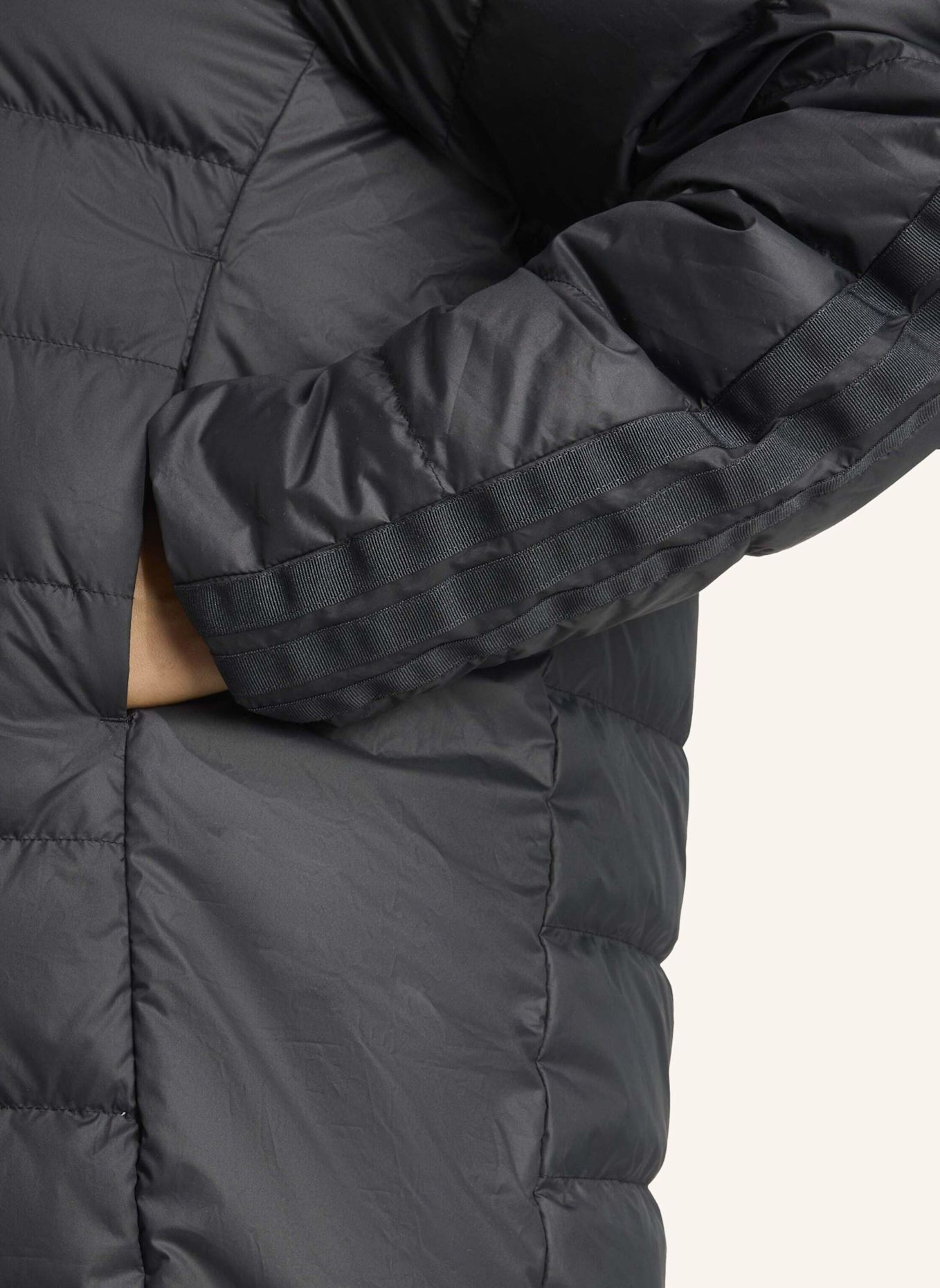 adidas ESSENTIALS CLIMAWARM 3-STREIFEN LIGHT DAUNENPARKA MIT KAPUZE: SCHWARZ