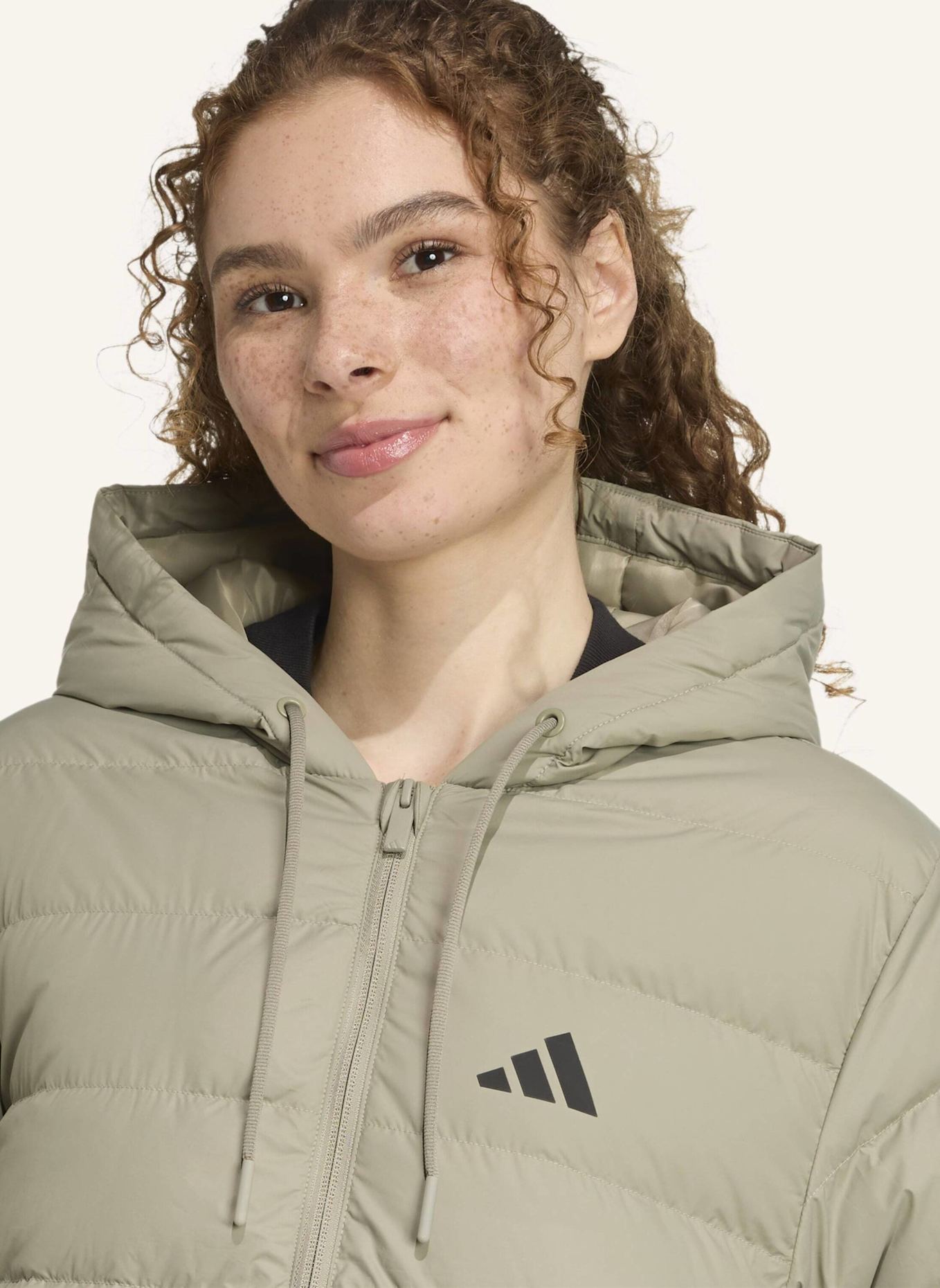 adidas ESSENTIALS CLIMAWARM 3-STREIFEN LIGHT DAUNENPARKA MIT KAPUZE: SILBER