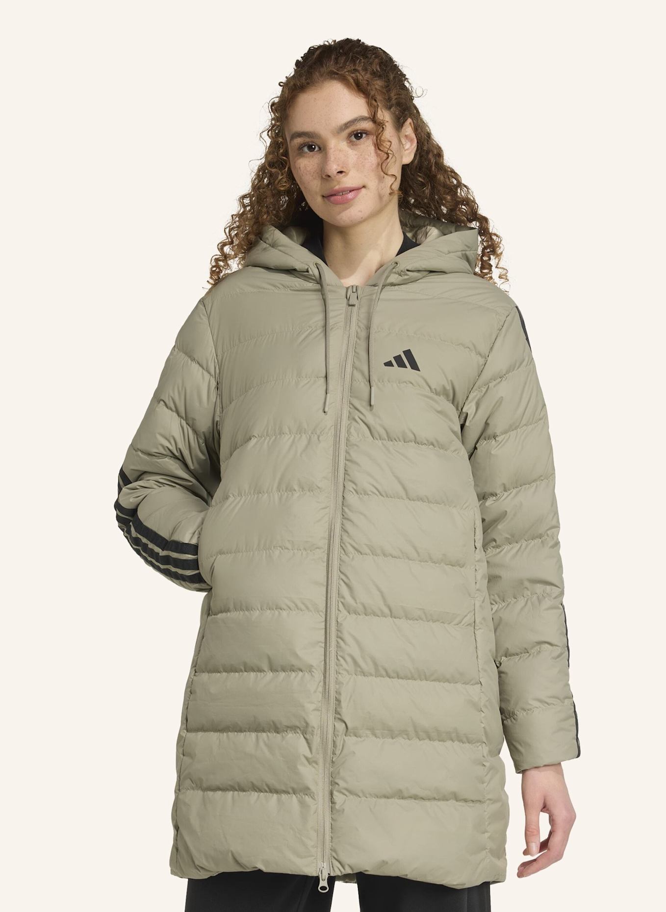 adidas ESSENTIALS CLIMAWARM 3-STREIFEN LIGHT DAUNENPARKA MIT KAPUZE: SILBER