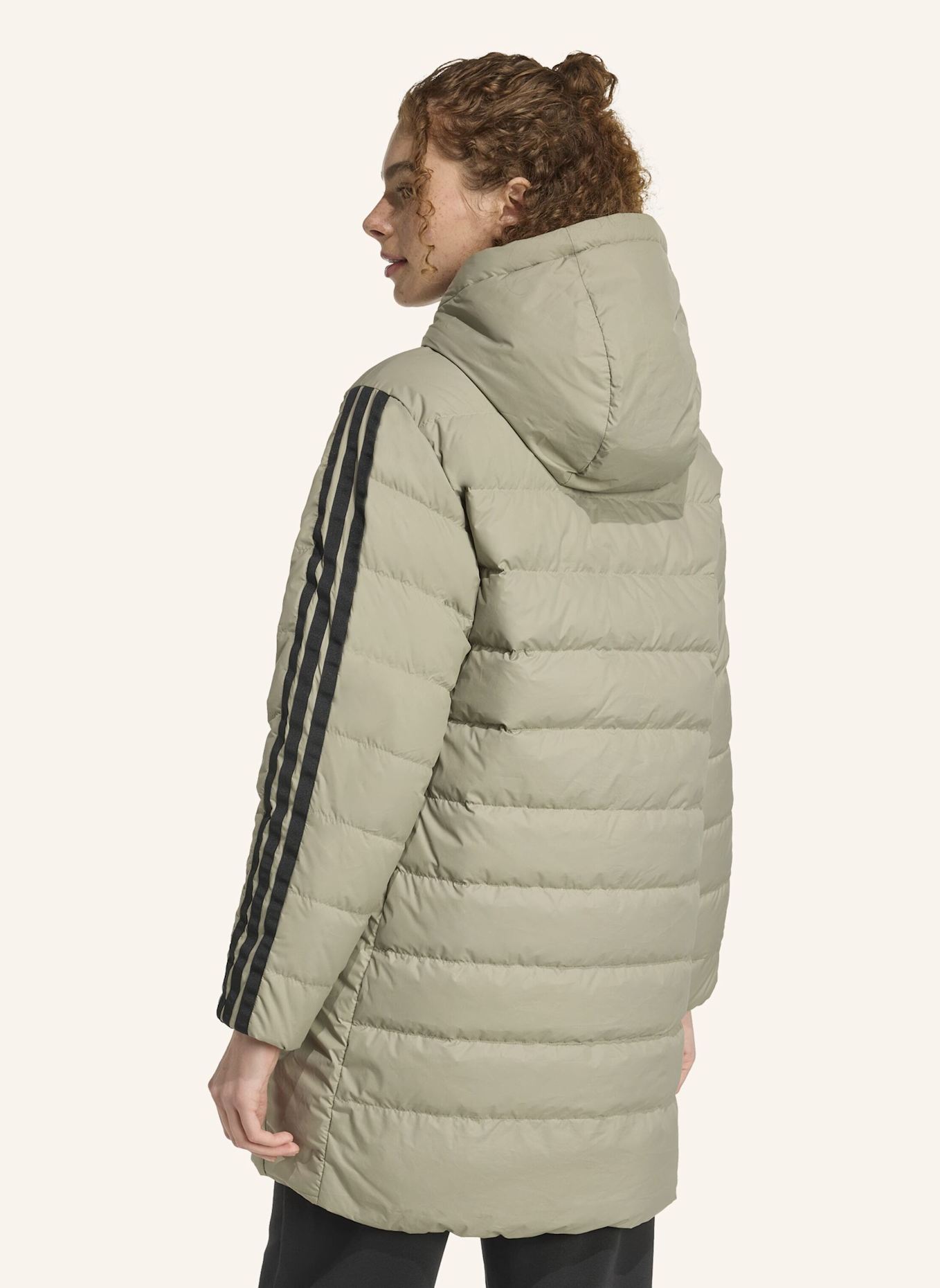 adidas ESSENTIALS CLIMAWARM 3-STREIFEN LIGHT DAUNENPARKA MIT KAPUZE: SILBER