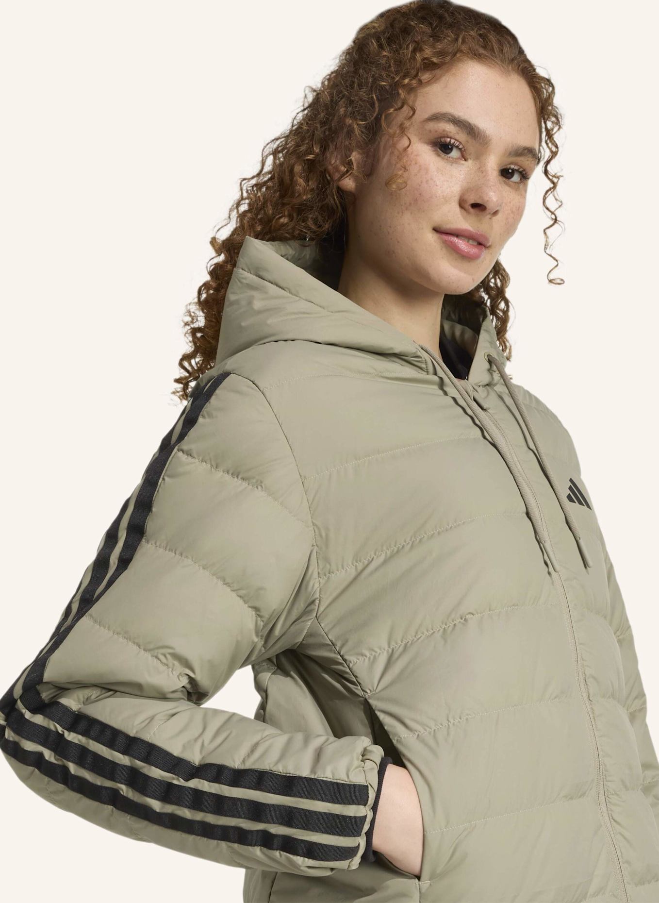 adidas ESSENTIALS CLIMAWARM 3-STREIFEN LIGHT DAUNENPARKA MIT KAPUZE: SILBER