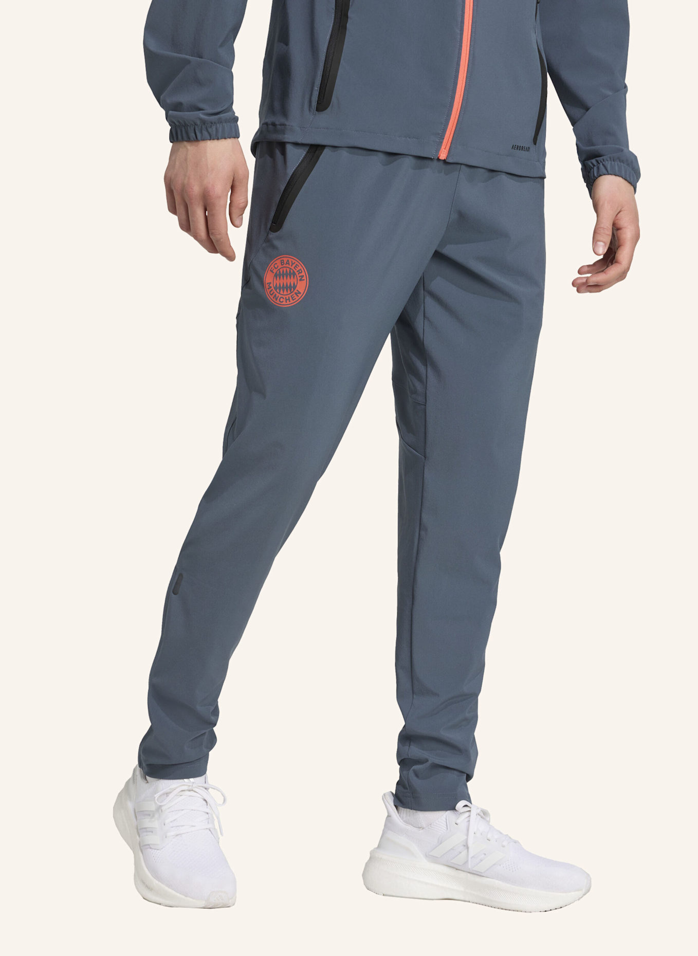 adidas FC BAYERN MÜNCHEN TIRO 25 COMPETITION VIS TECH TRAVEL HOSE: GRAU/ ORANGE