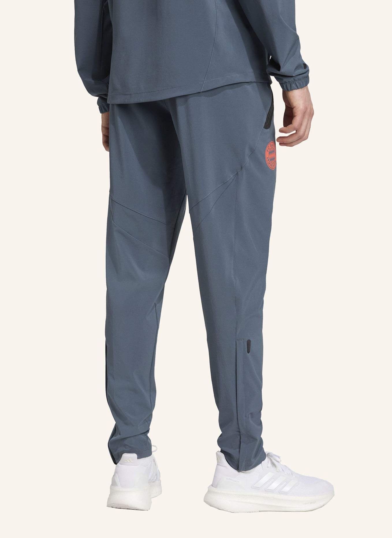 adidas FC BAYERN MÜNCHEN TIRO 25 COMPETITION VIS TECH TRAVEL HOSE: GRAU/ ORANGE