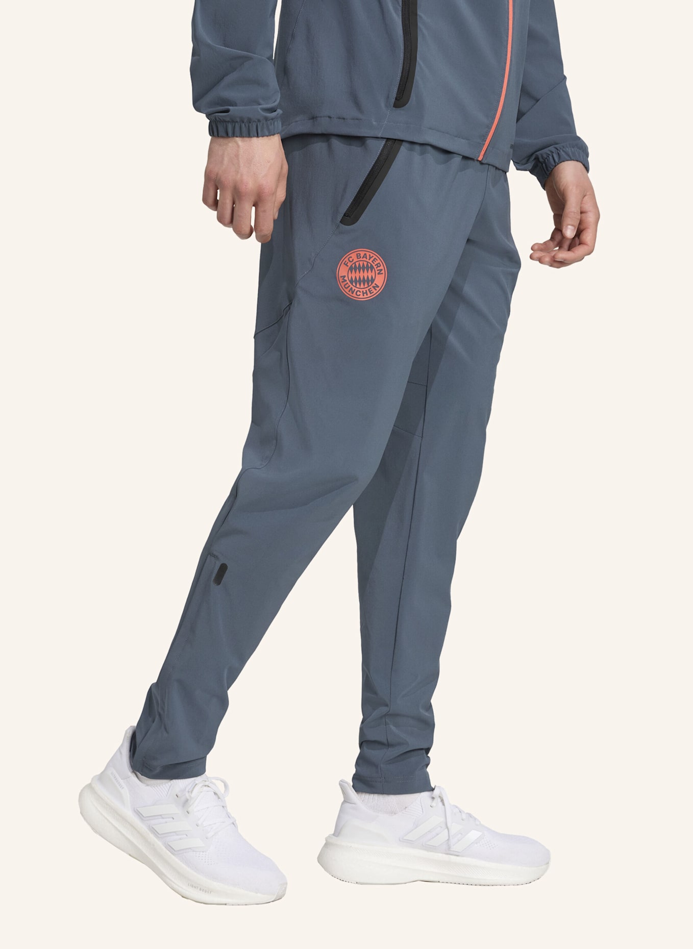 adidas FC BAYERN MÜNCHEN TIRO 25 COMPETITION VIS TECH TRAVEL HOSE: GRAU/ ORANGE